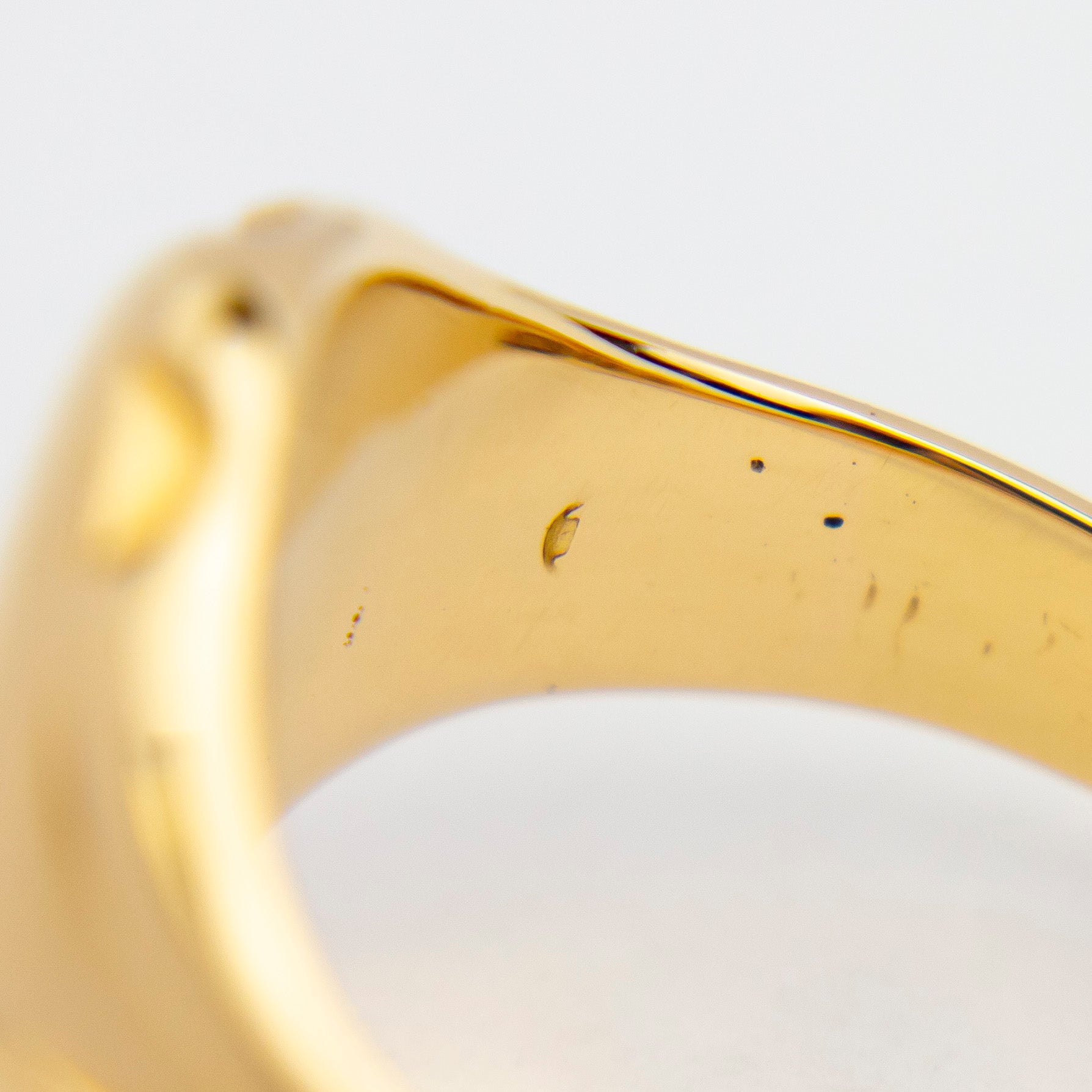 Victorian Dove Signet Ring in 18kt Gold