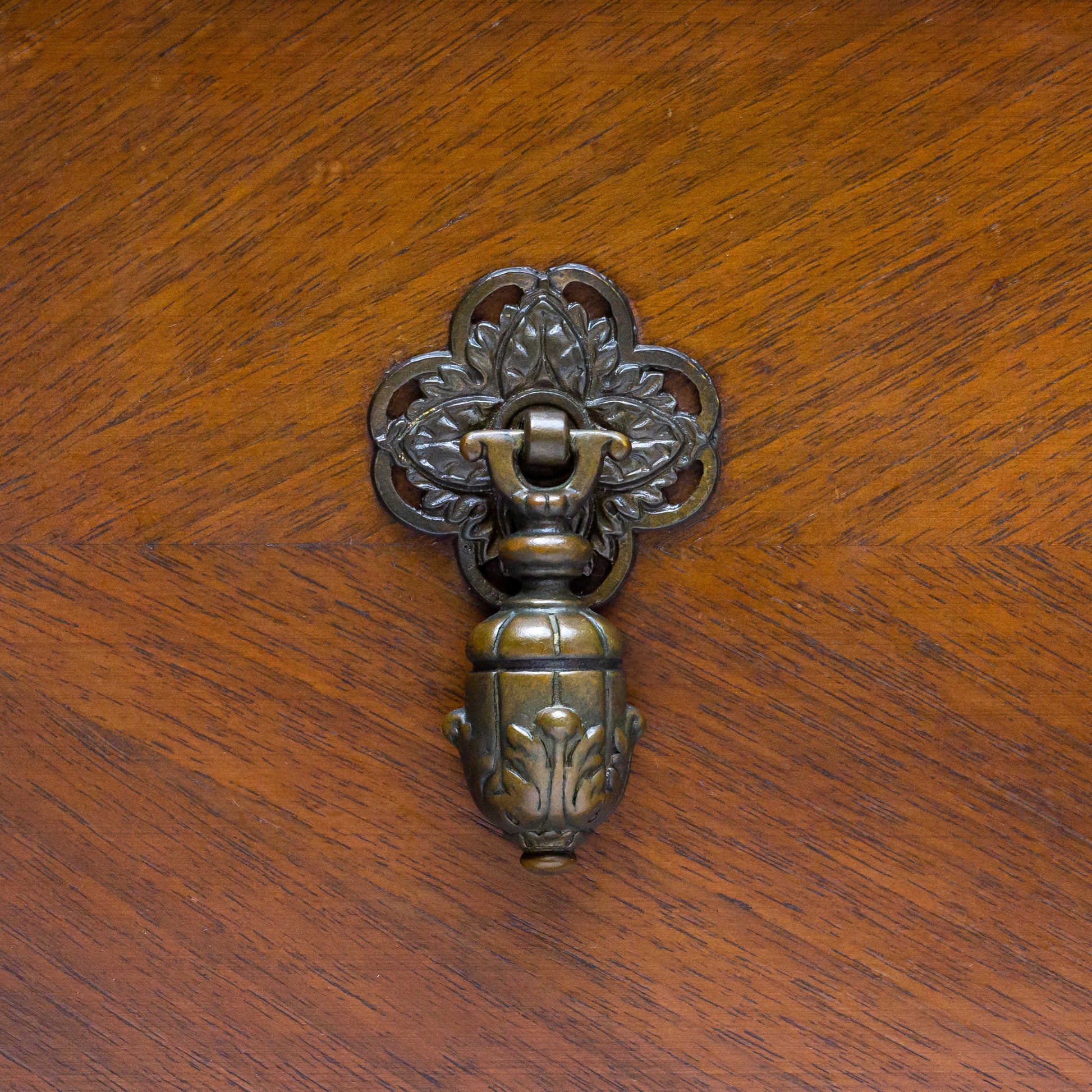 Meuble bar sculpté de style Arts and Crafts