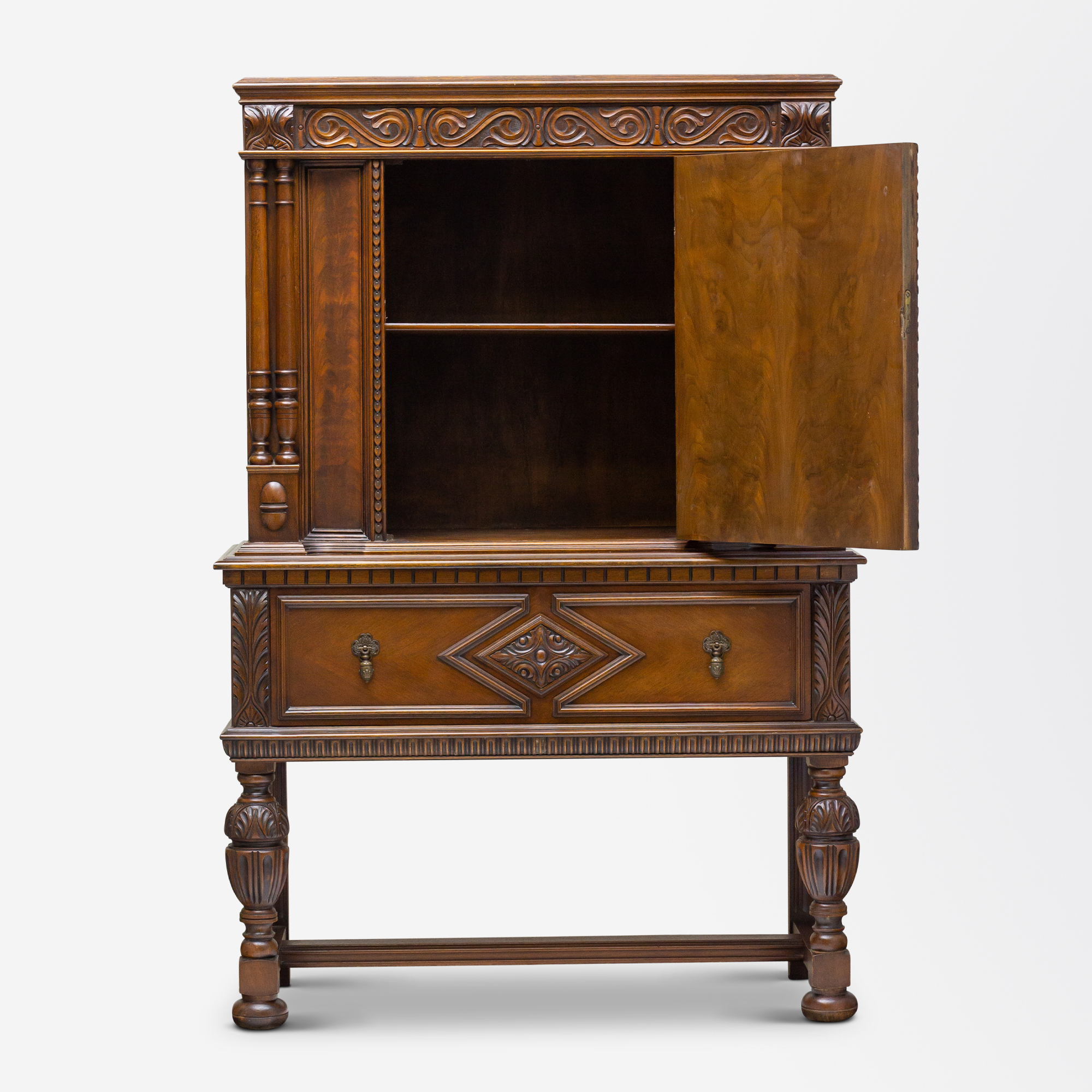 Meuble bar sculpté de style Arts and Crafts