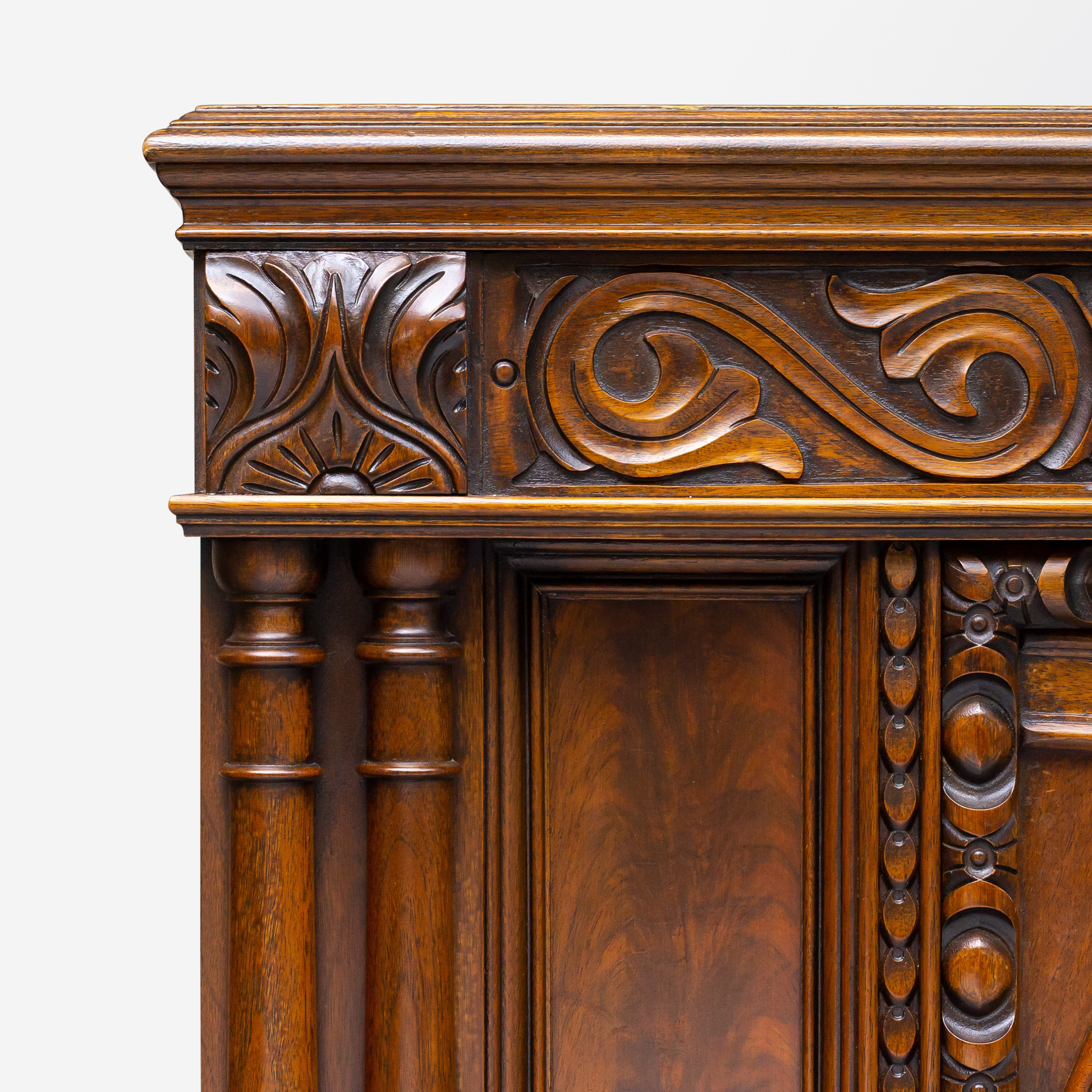 Meuble bar sculpté de style Arts and Crafts