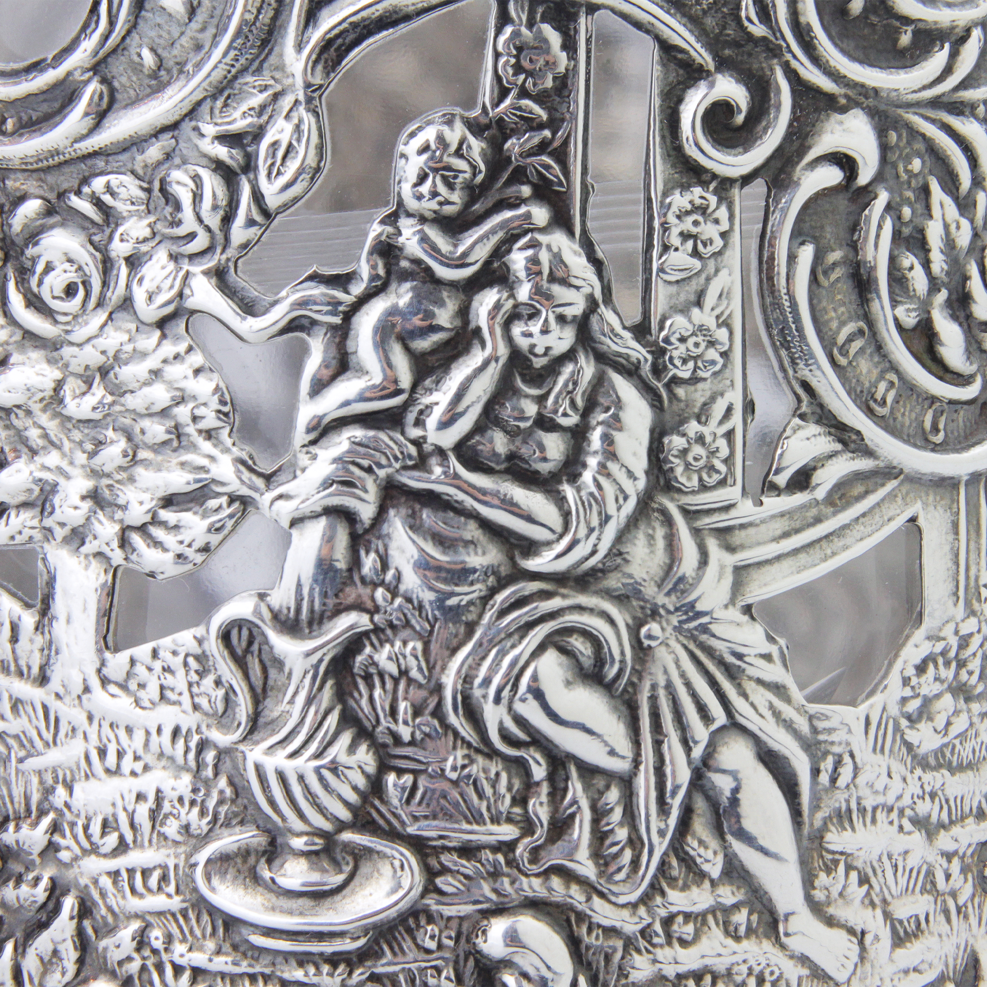 Bécher en verre repoussé argenté et gravé