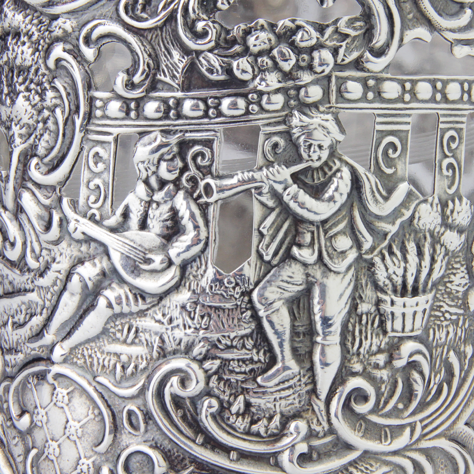 Bécher en verre repoussé argenté et gravé