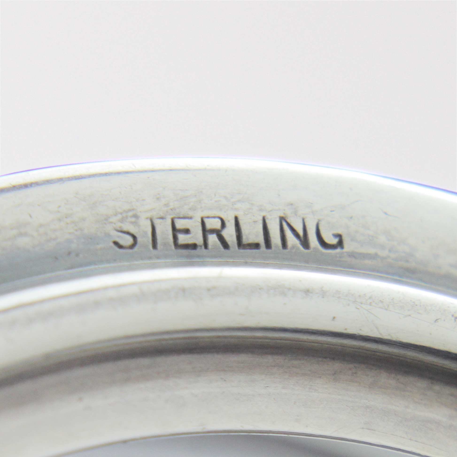 Bécher en verre repoussé argenté et gravé