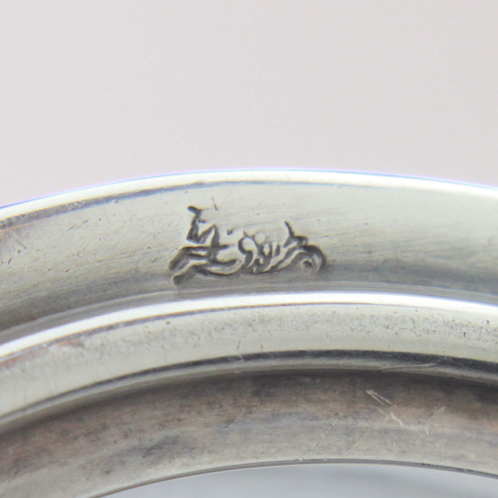 Bécher en verre repoussé argenté et gravé