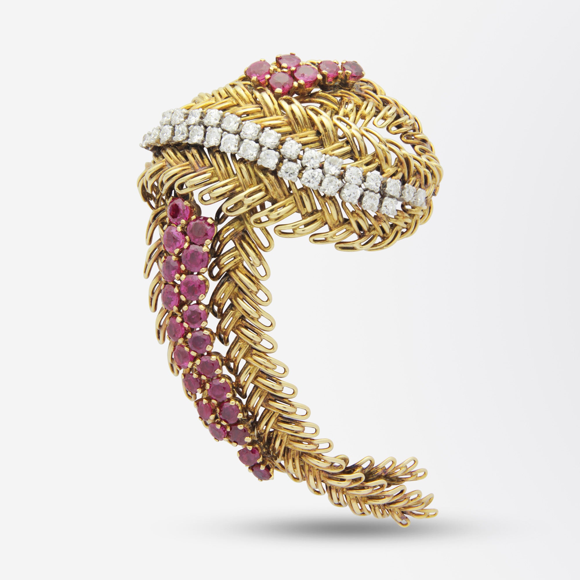 Broche rétro en or 18 carats ornée de rubis et de diamants.