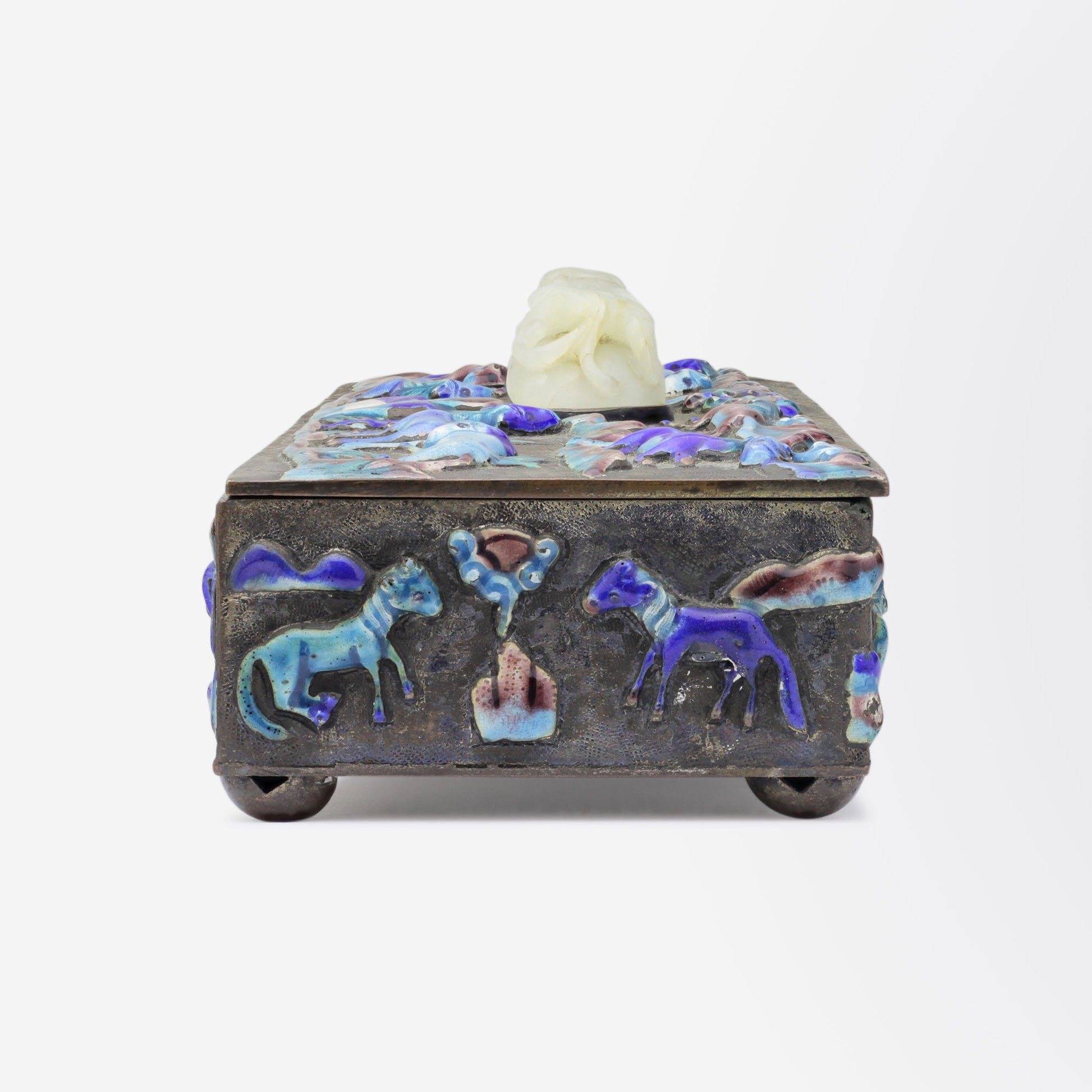 Boîte en laiton avec poignée en jade et détails émaillés