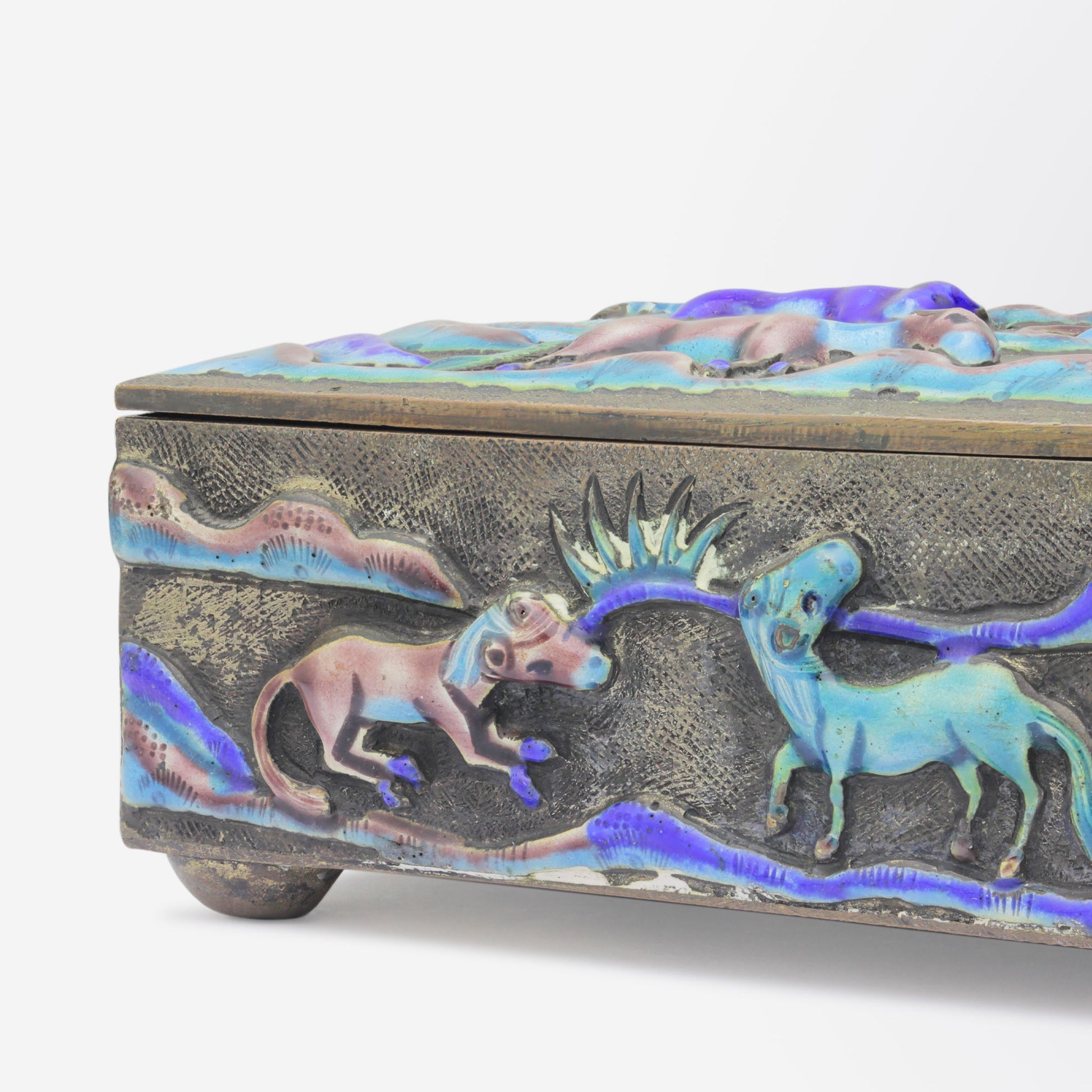 Boîte en laiton avec poignée en jade et détails émaillés