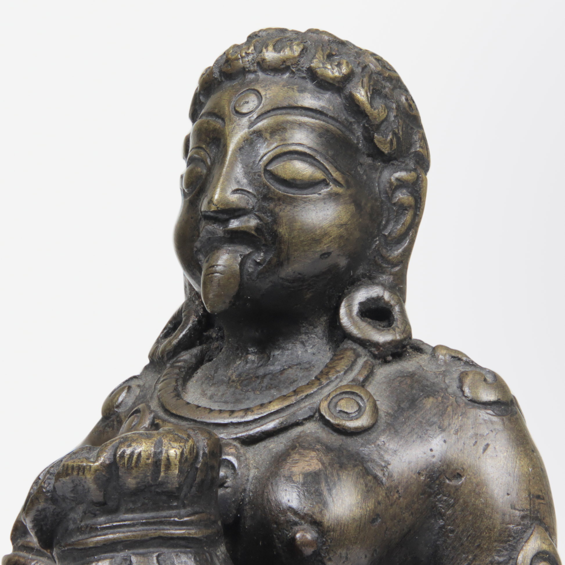 Statuette en bronze de Krishna, datant du XVIIe siècle, en Inde.
