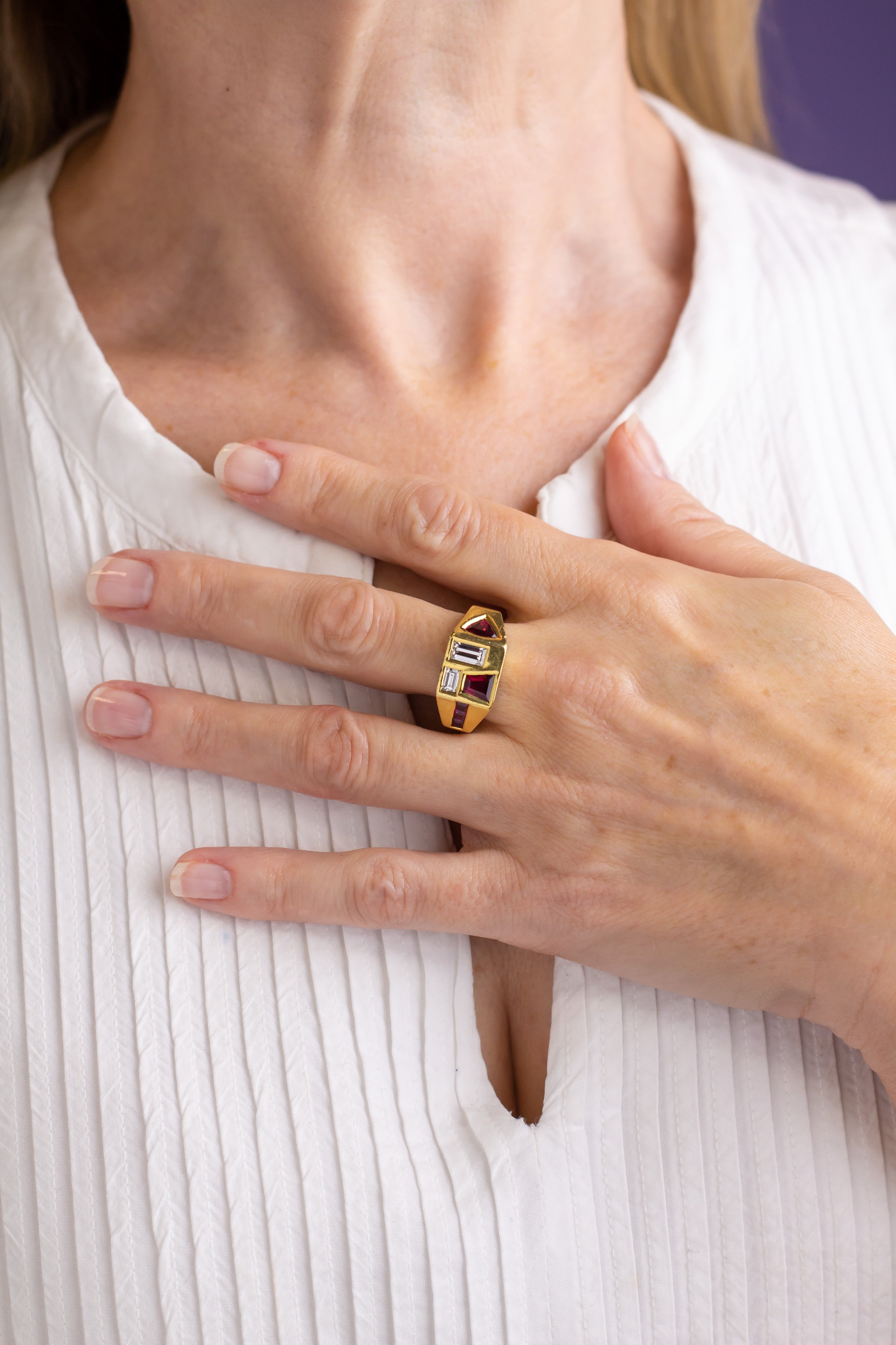 Bague géométrique artisanale en or 18 carats, rubis et diamants