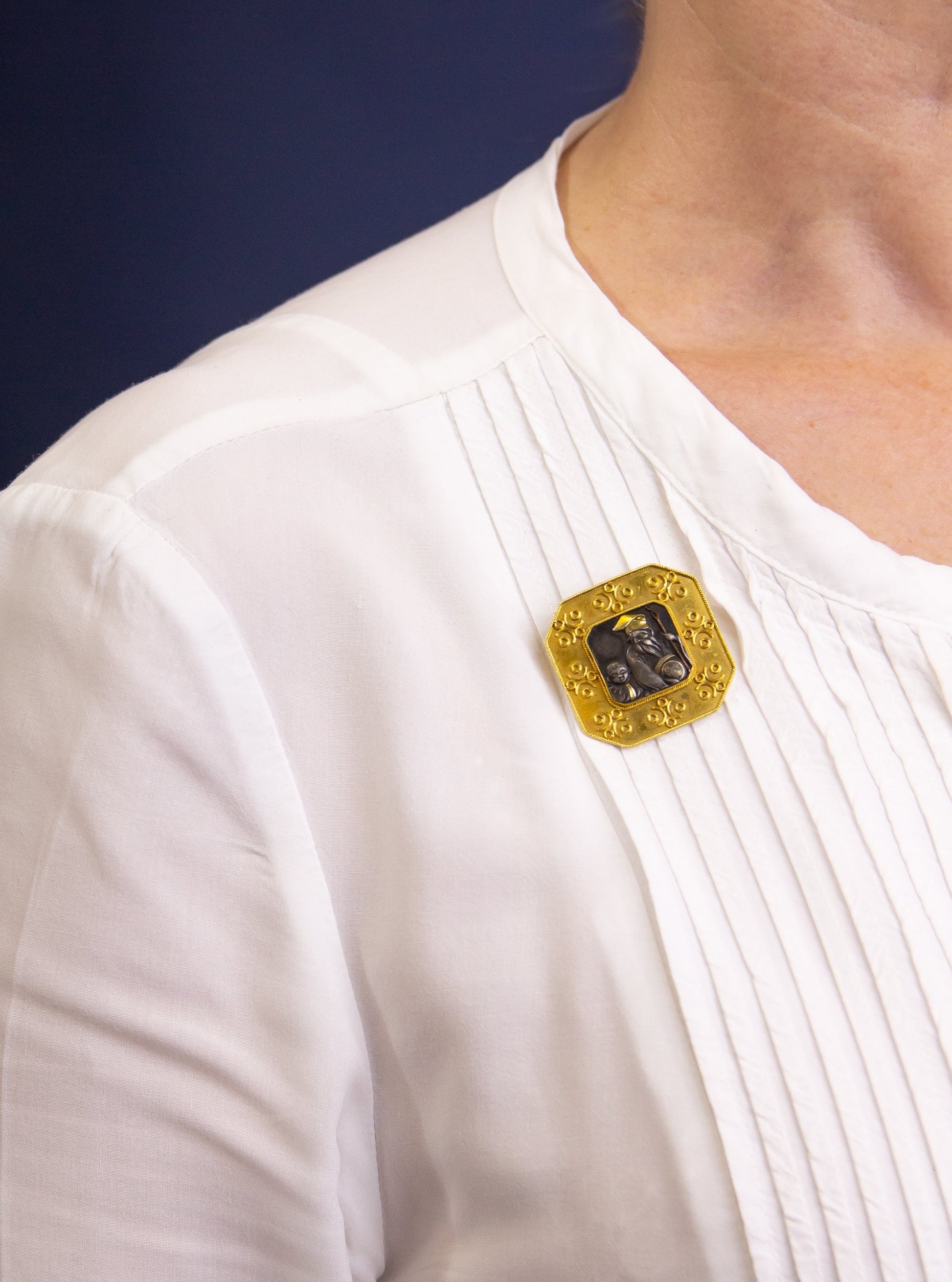 Broche Castellani en or 15 carats avec plaque Shakudo