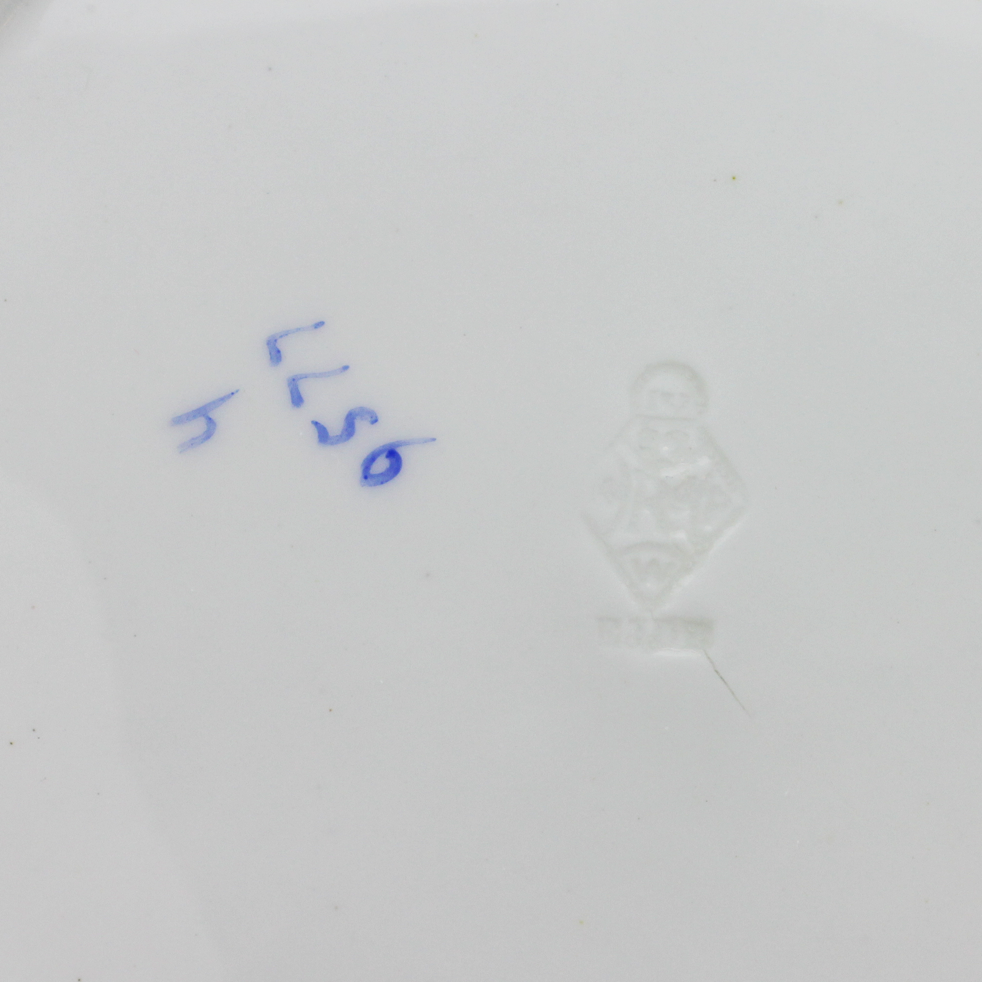 Assiette en céramique selon la technique du trompe-l'œil 