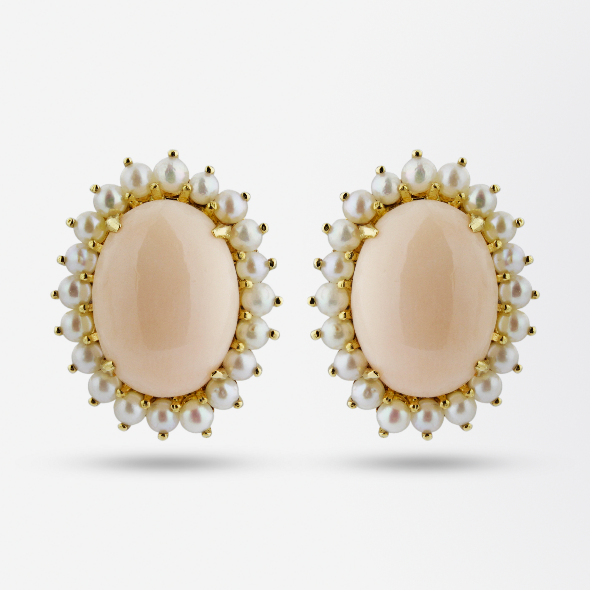 Une parure en or jaune 18 carats, corail et perles