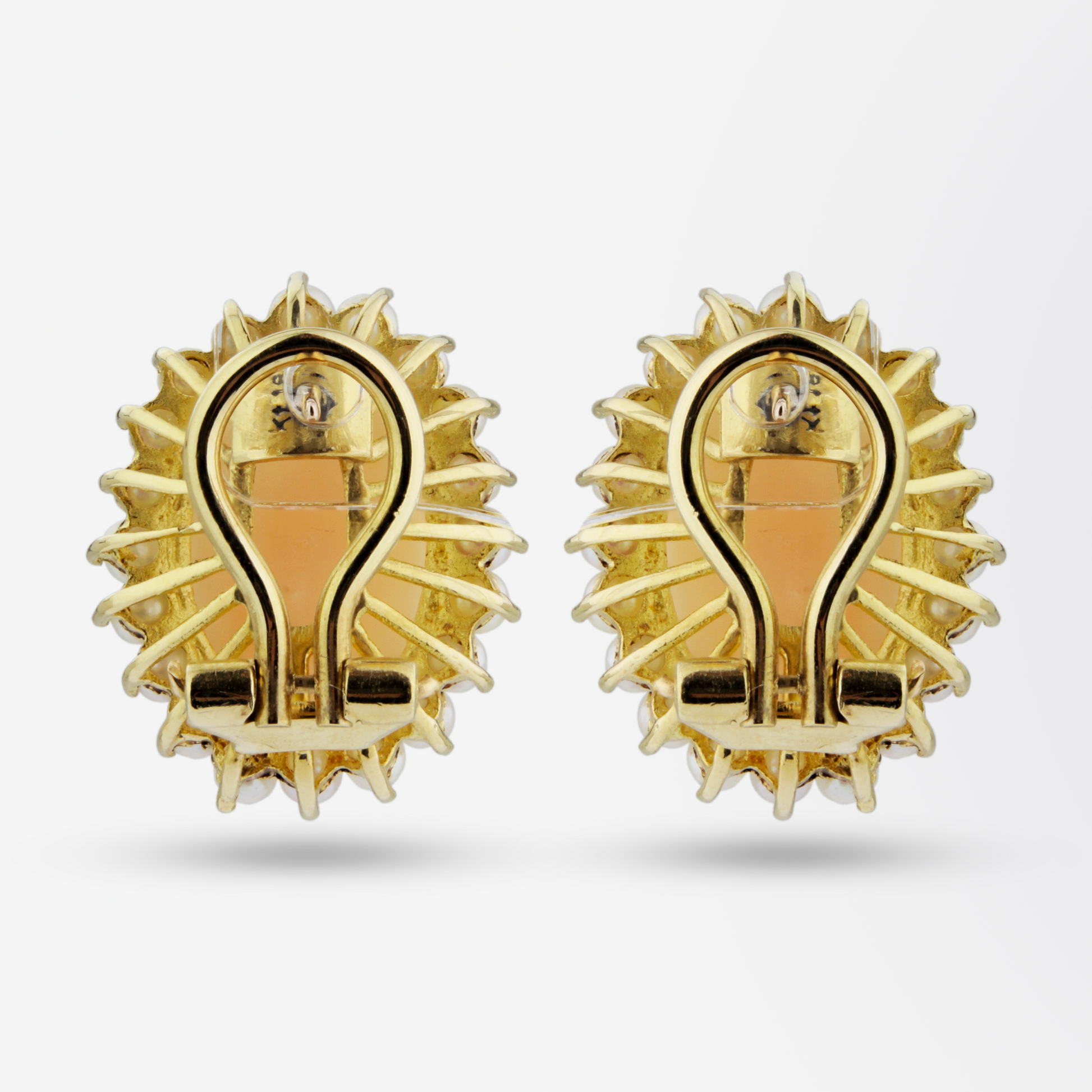 Une parure en or jaune 18 carats, corail et perles