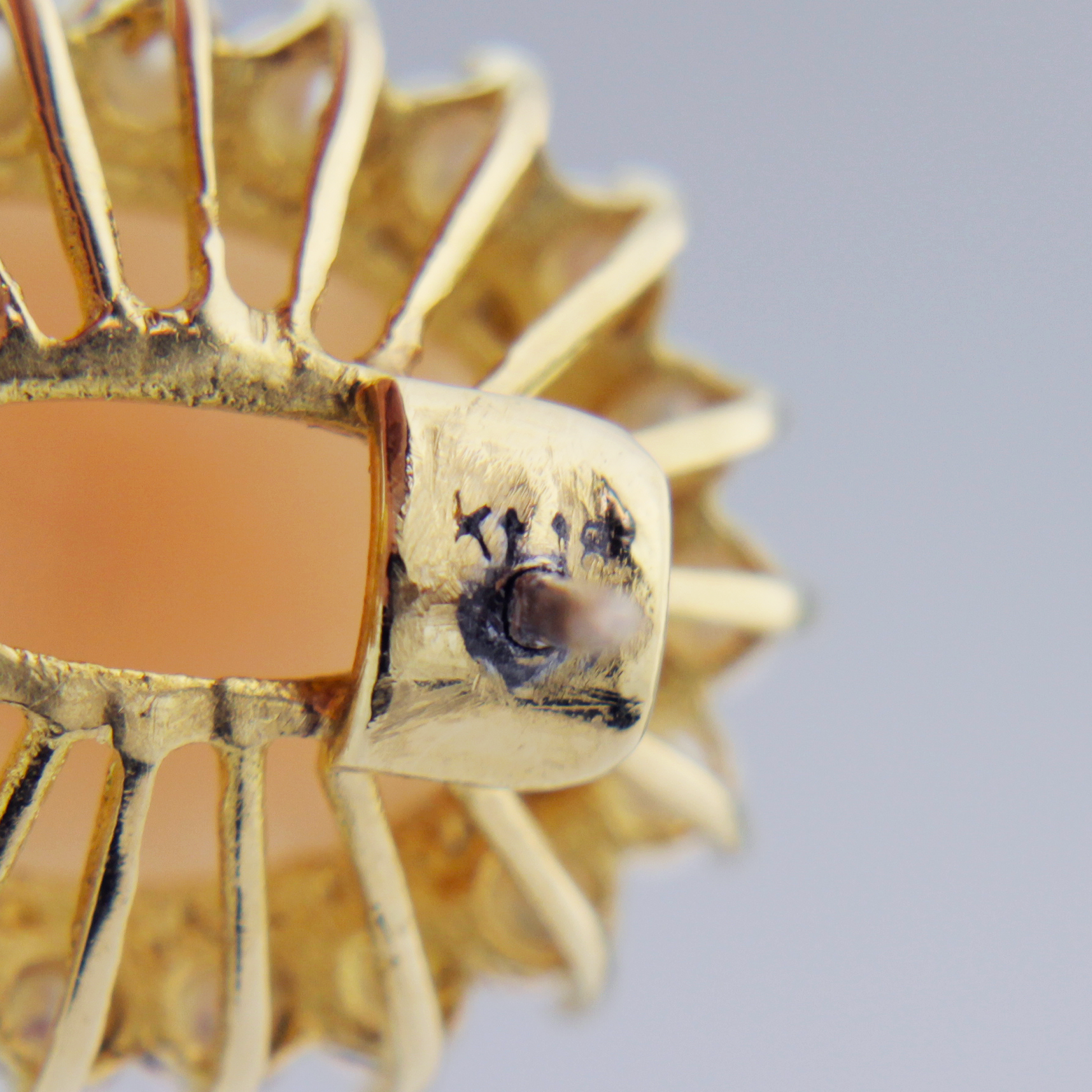 Une parure en or jaune 18 carats, corail et perles