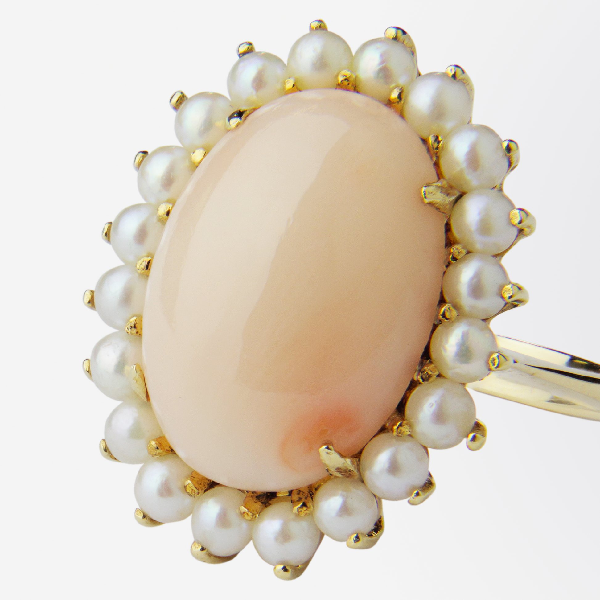 Une parure en or jaune 18 carats, corail et perles