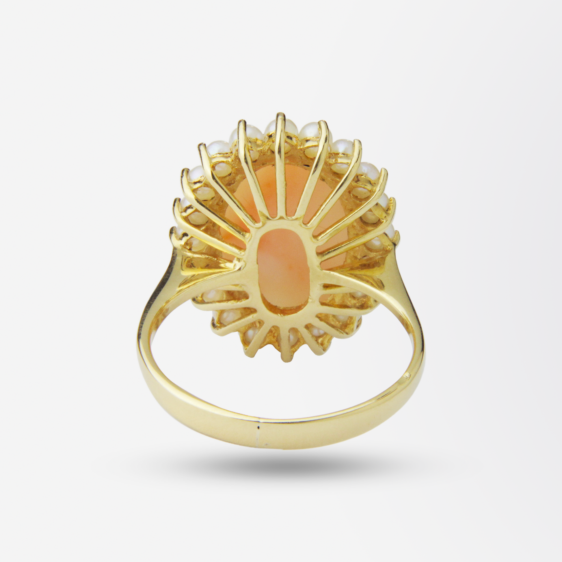 Une parure en or jaune 18 carats, corail et perles