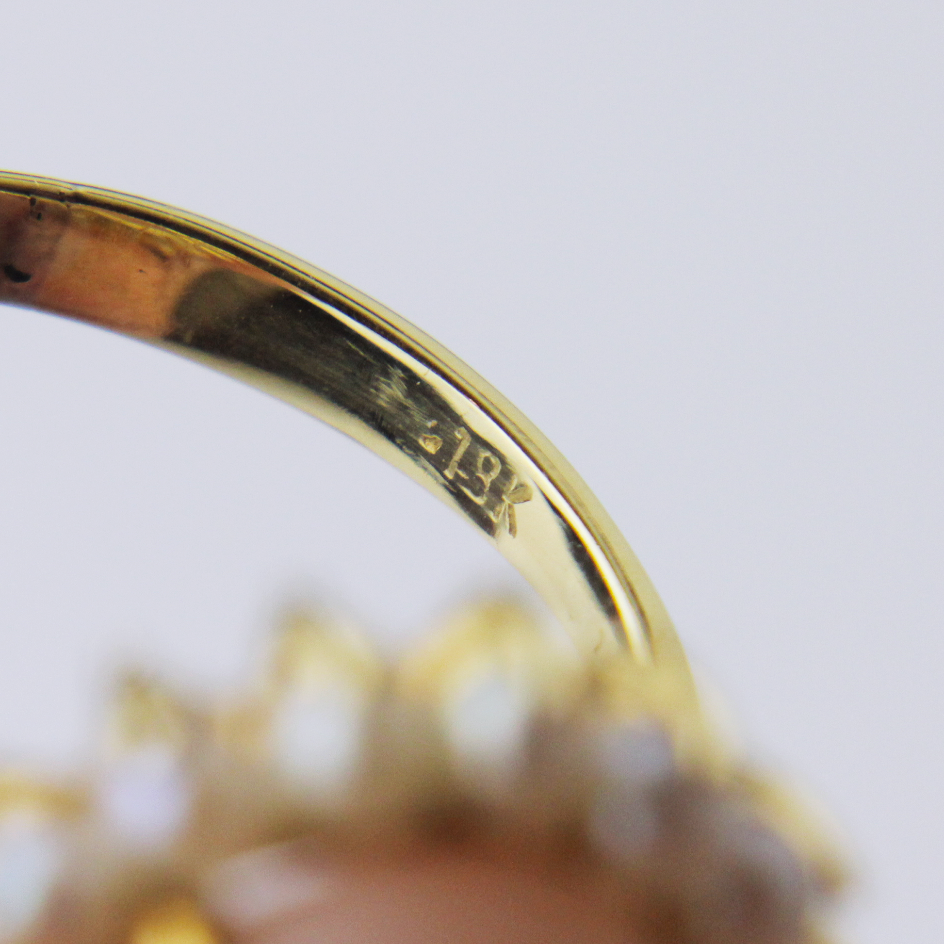 Une parure en or jaune 18 carats, corail et perles