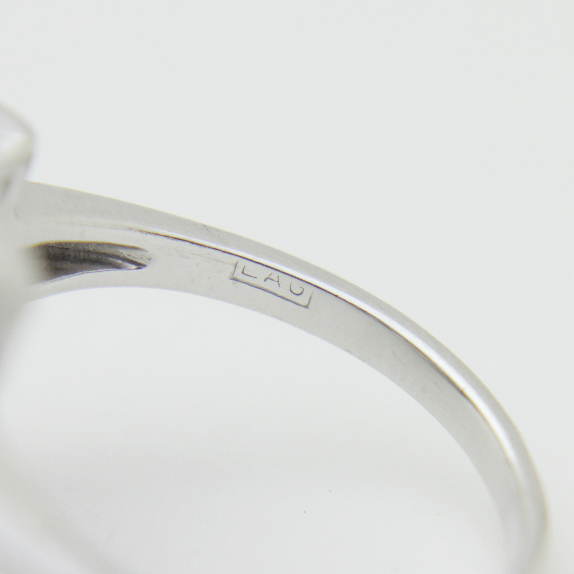 Bague Art Déco tardif en or blanc 14 carats et diamants