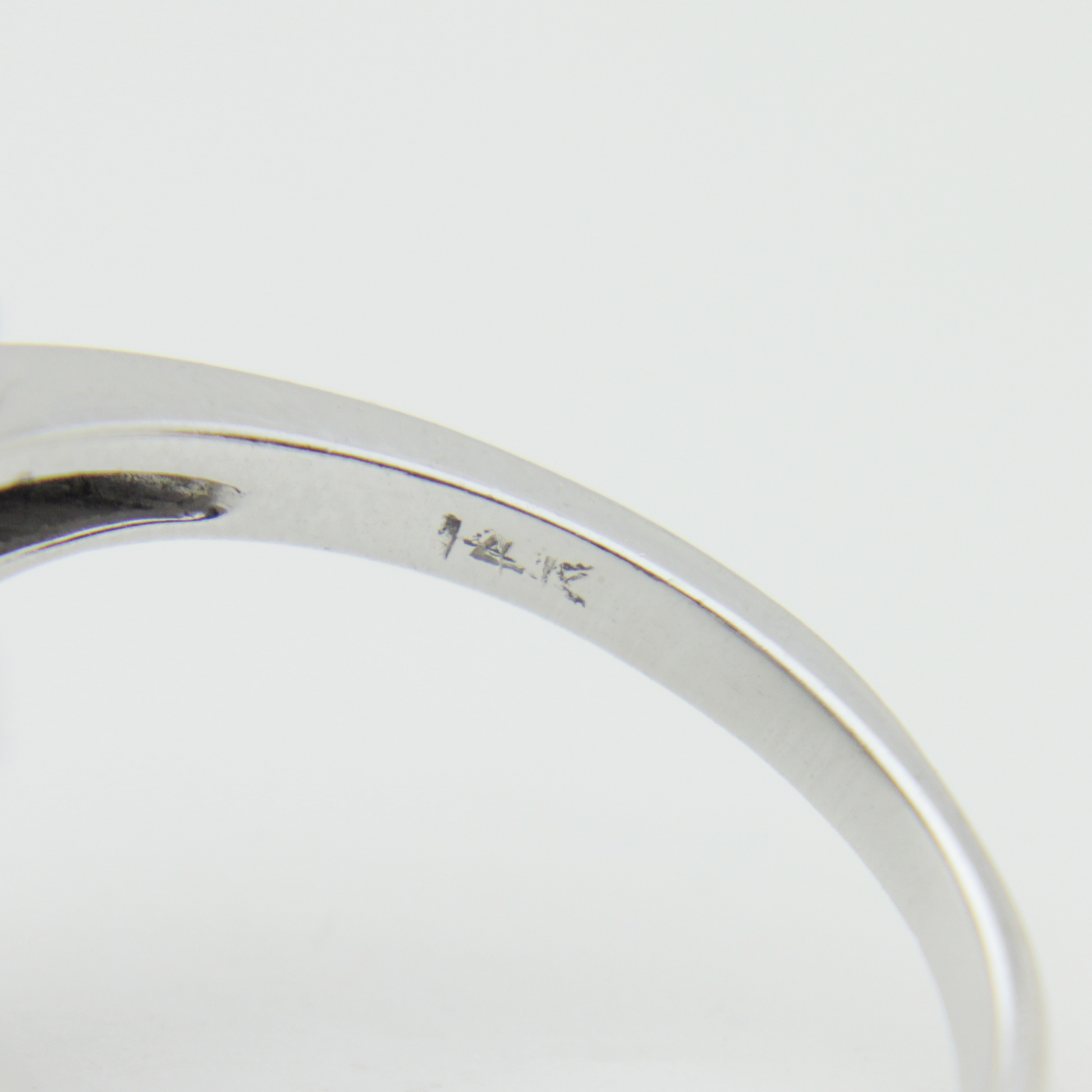 Bague Art Déco tardif en or blanc 14 carats et diamants