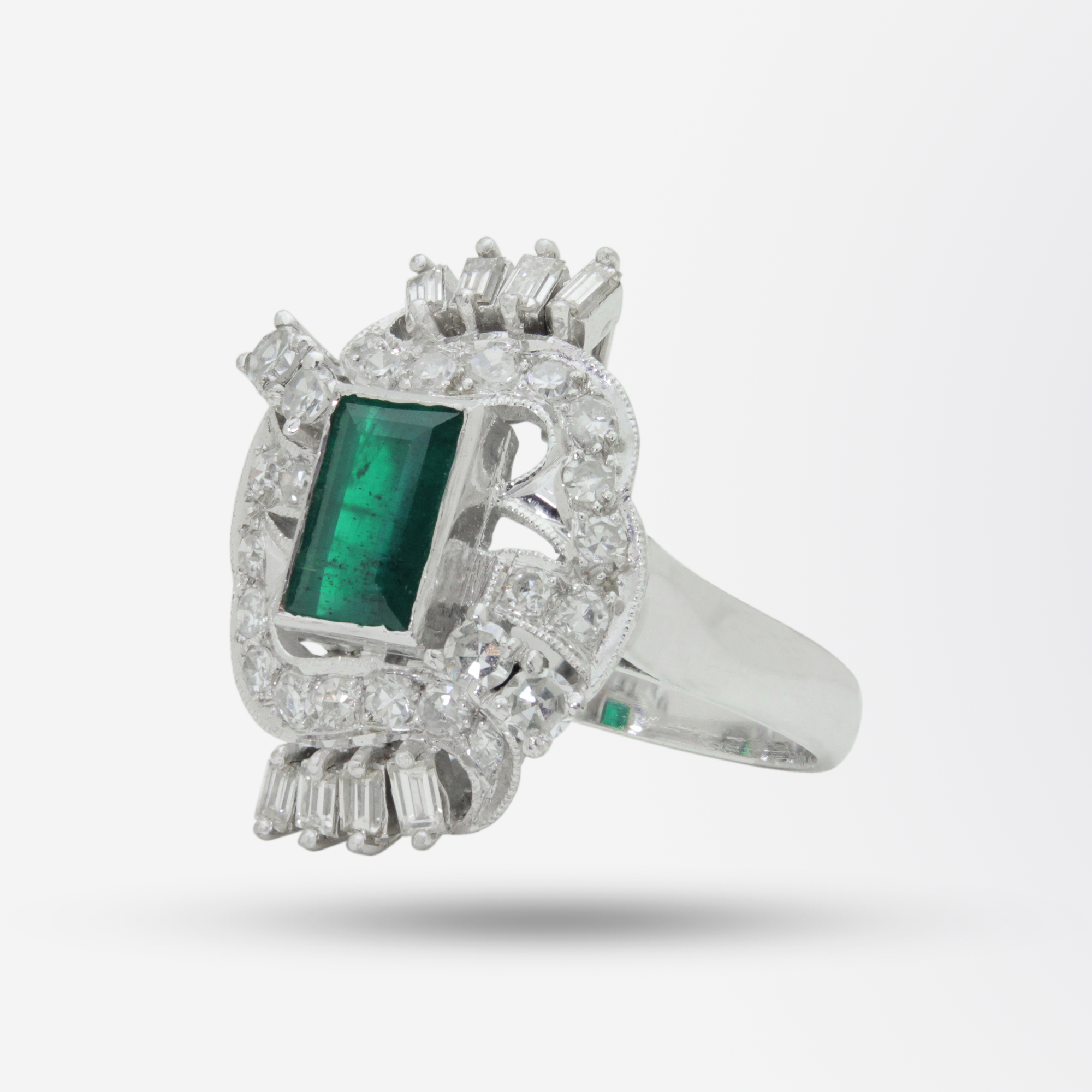 Bague cocktail rétro en platine, diamants et émeraudes