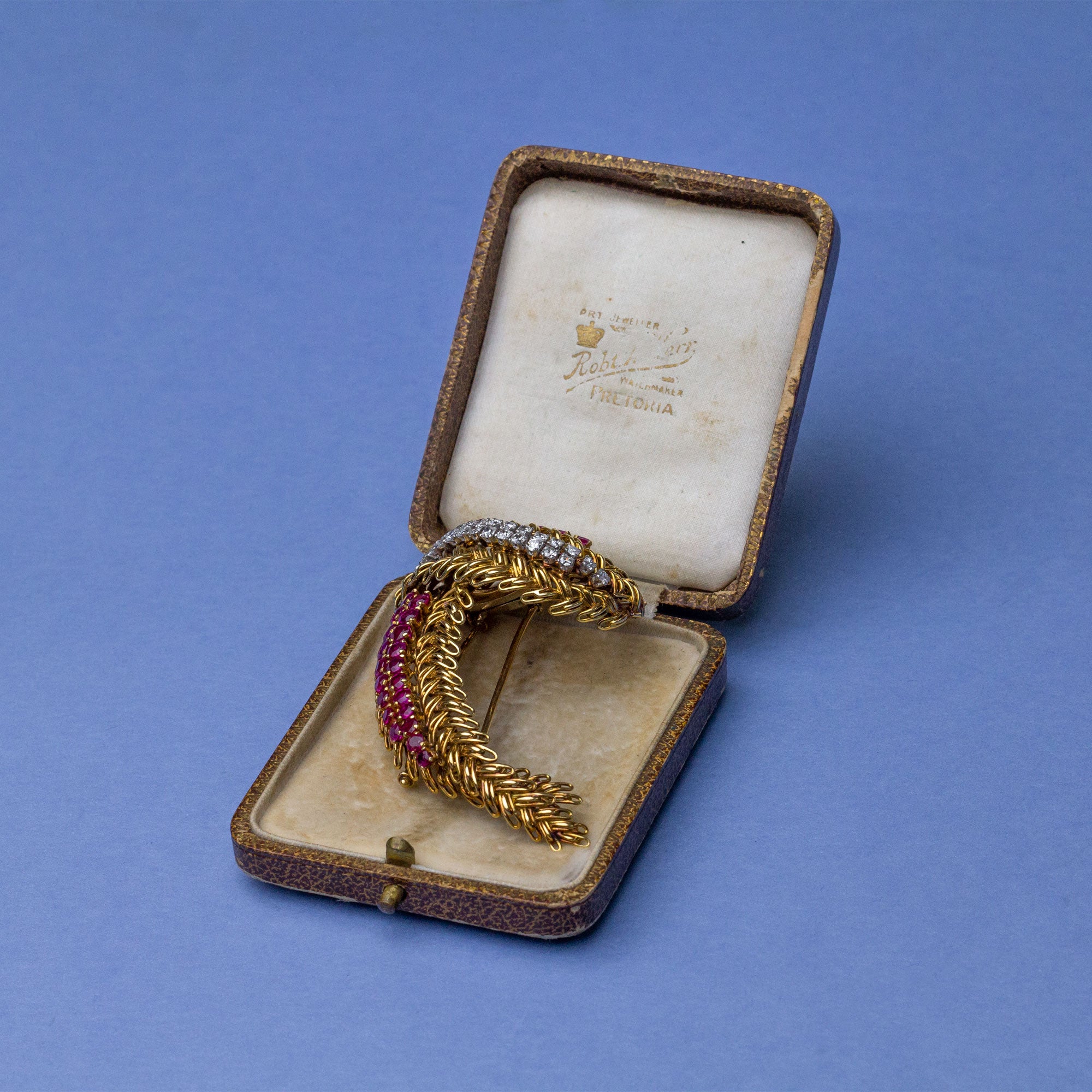 Broche rétro en or 18 carats ornée de rubis et de diamants.