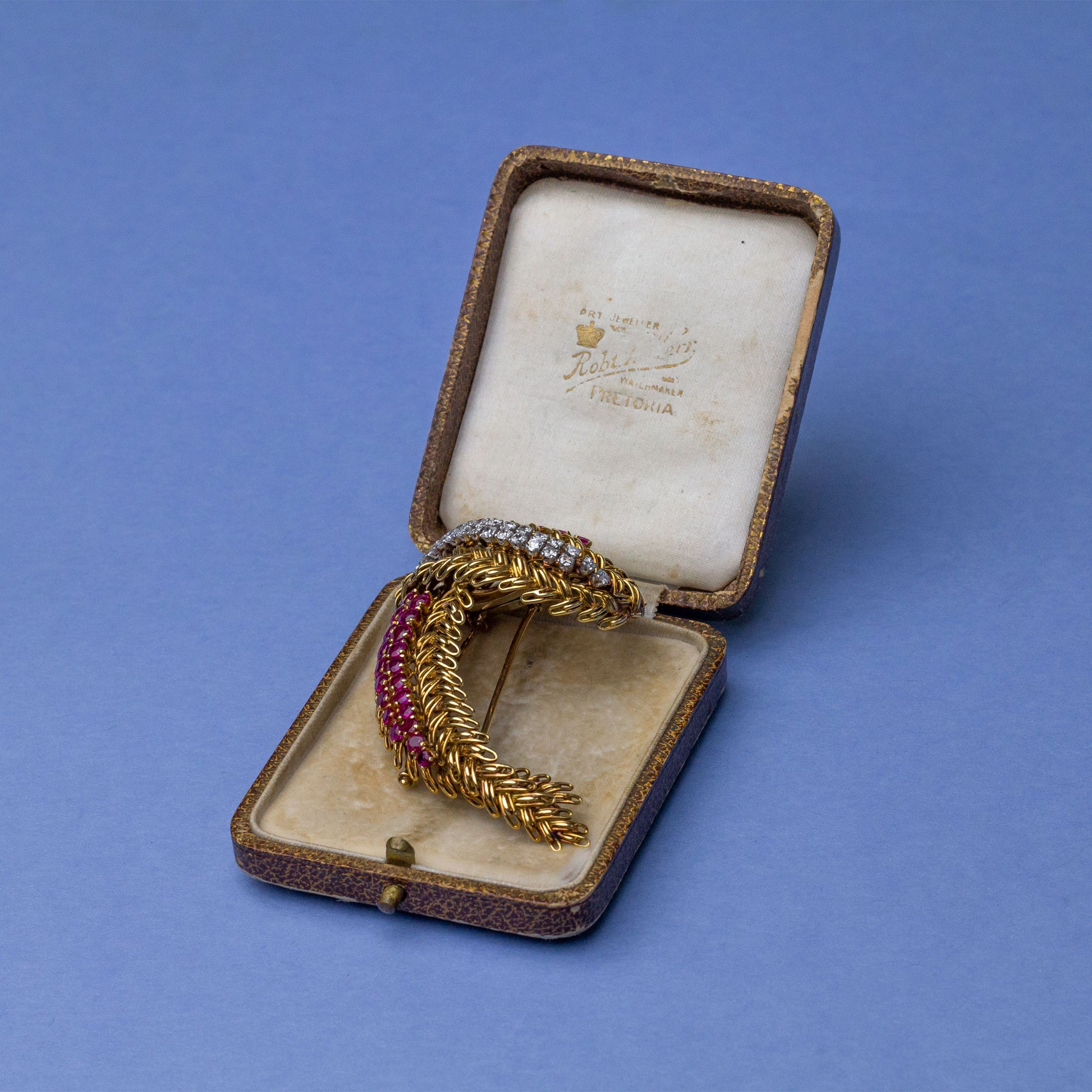 Broche rétro en or 18 carats ornée de rubis et de diamants.