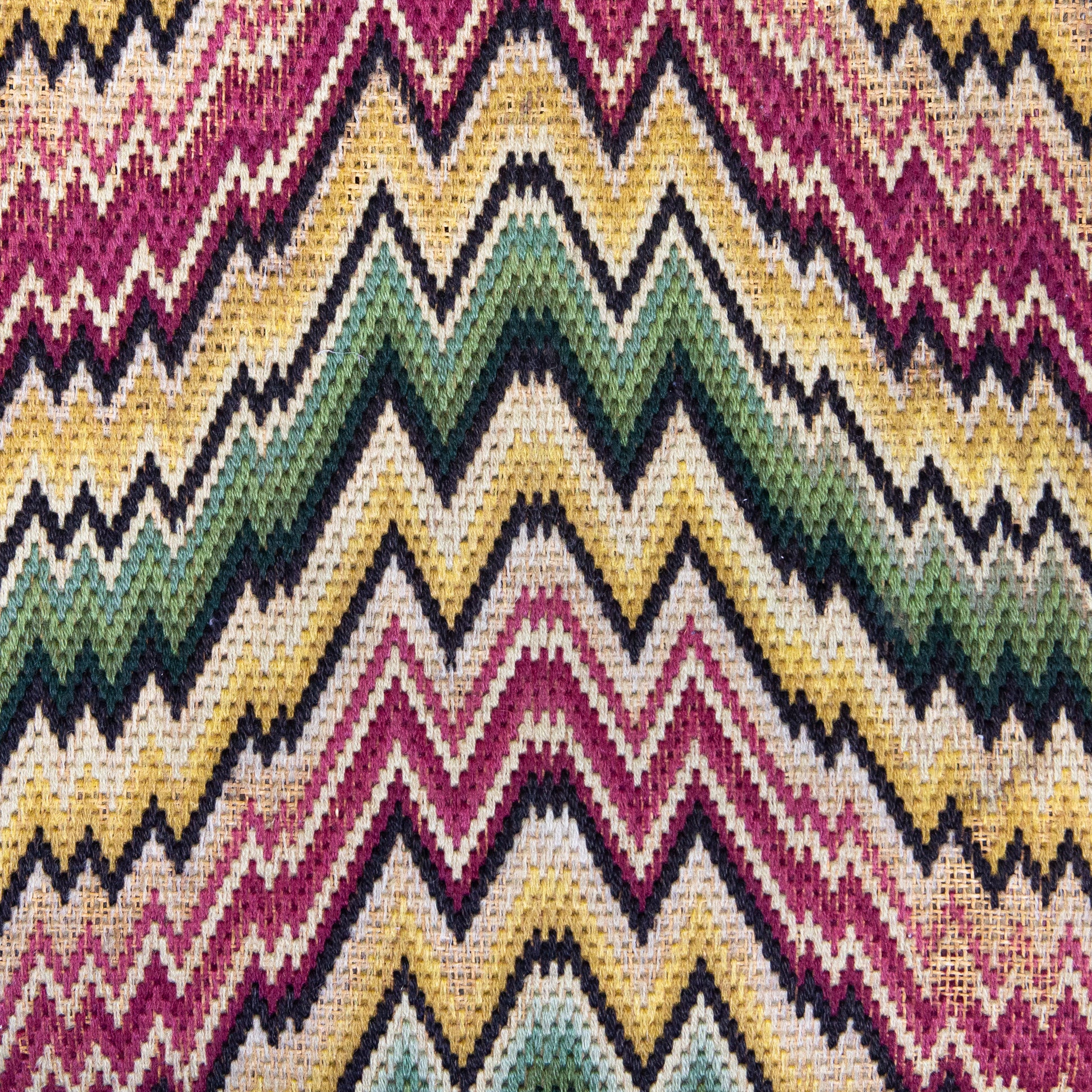 Paire de chaises anglaises de style Chippendale du XVIIIe siècle en noyer, ornées de surpiqûres en forme de flamme.