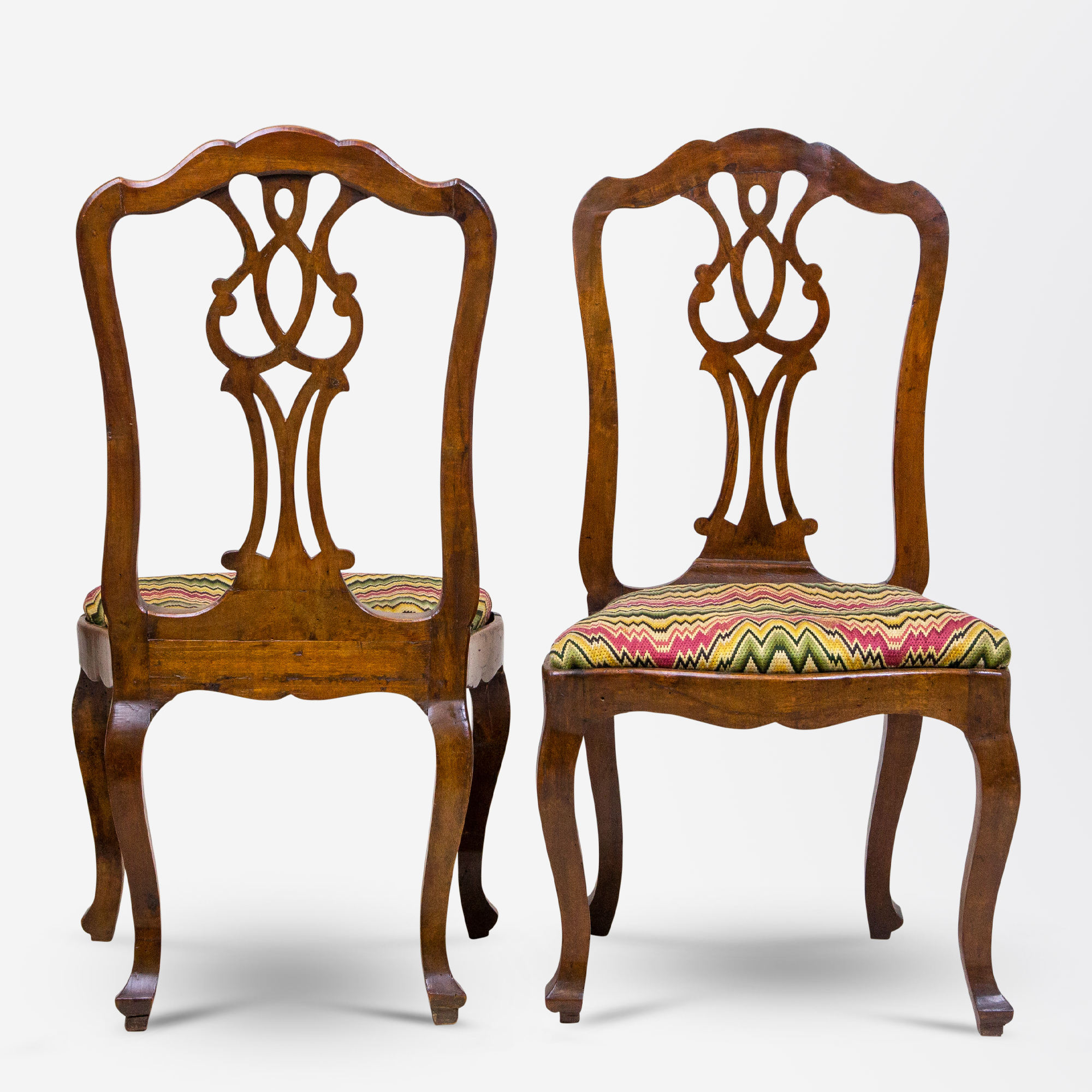 Paire de chaises anglaises de style Chippendale du XVIIIe siècle en noyer, ornées de surpiqûres en forme de flamme.