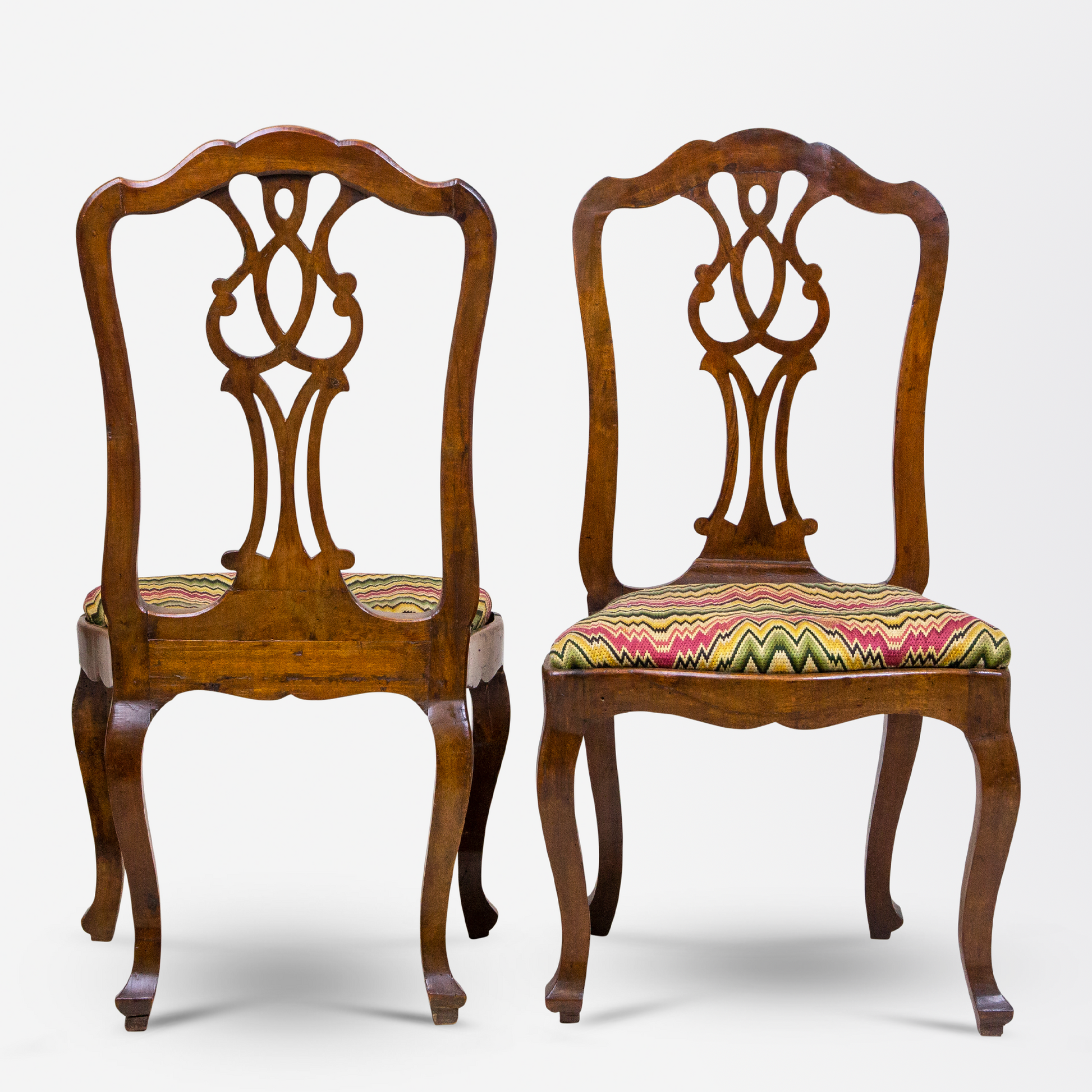 Paire de chaises anglaises de style Chippendale du XVIIIe siècle en noyer, ornées de surpiqûres en forme de flamme.