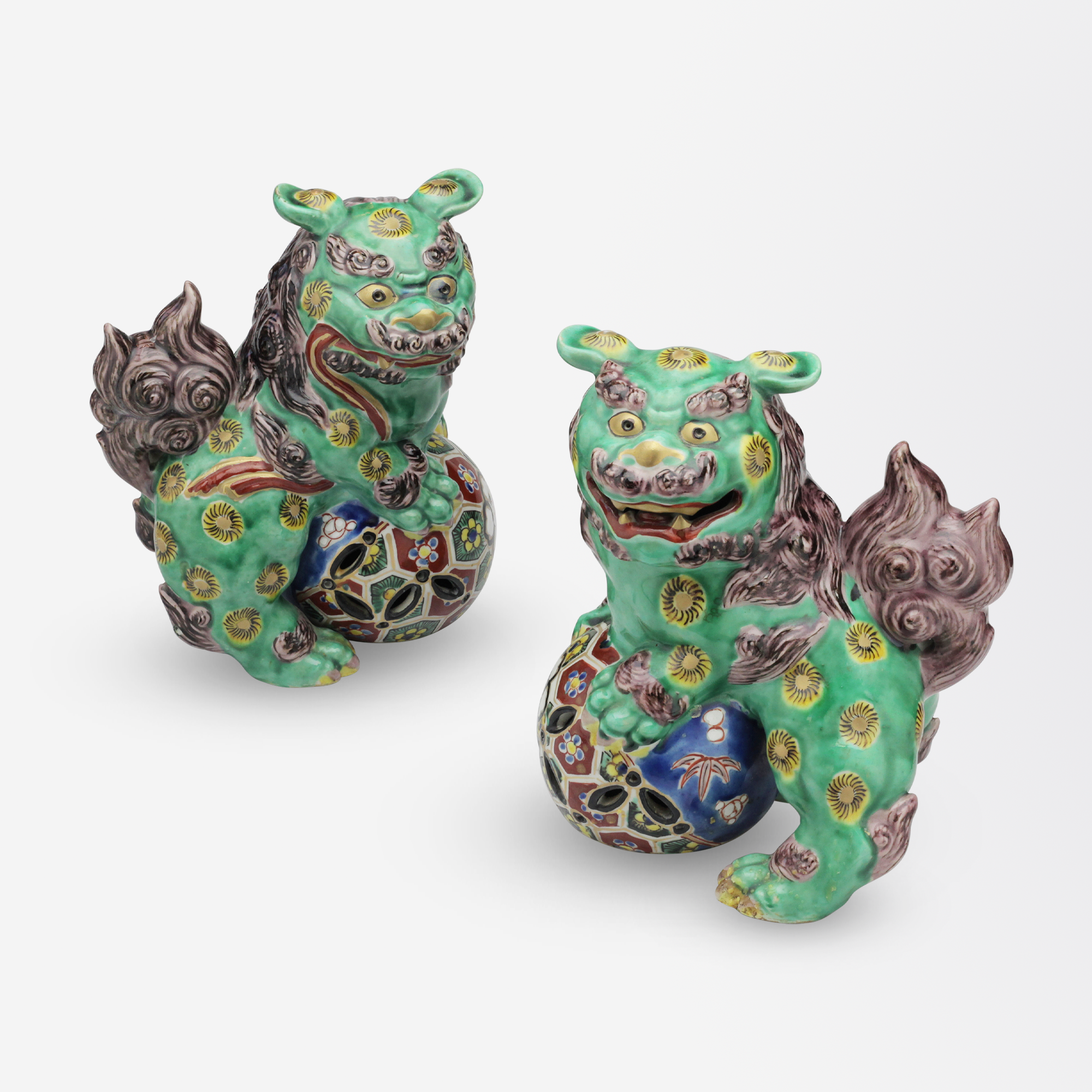 Paire de chiens Fô en porcelaine japonaise de l'époque Meiji « Kutani »