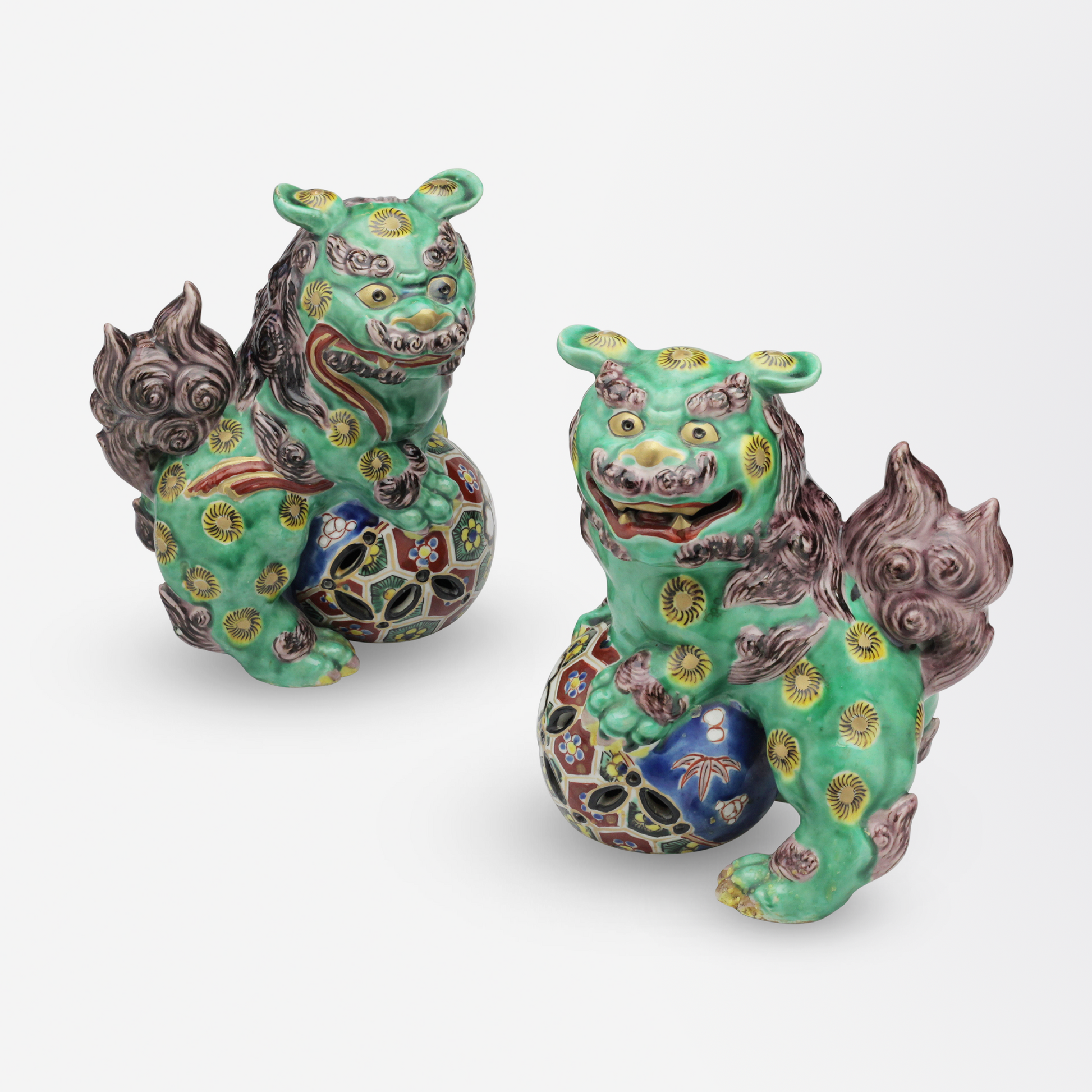 Paire de chiens Fô en porcelaine japonaise de l'époque Meiji « Kutani »