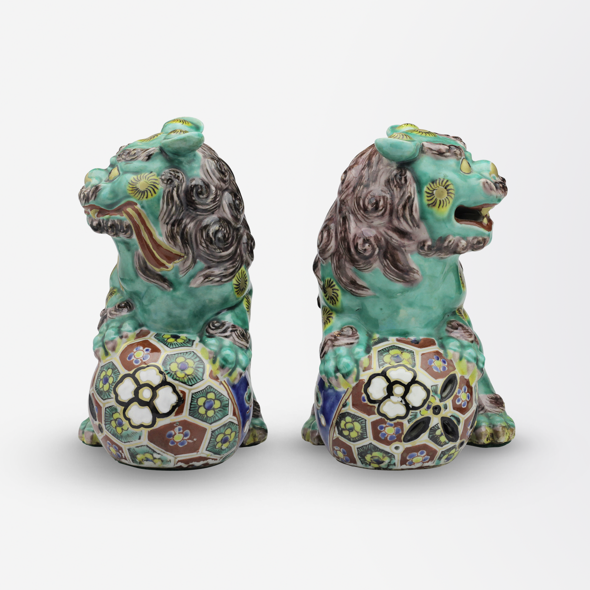Paire de chiens Fô en porcelaine japonaise de l'époque Meiji « Kutani »