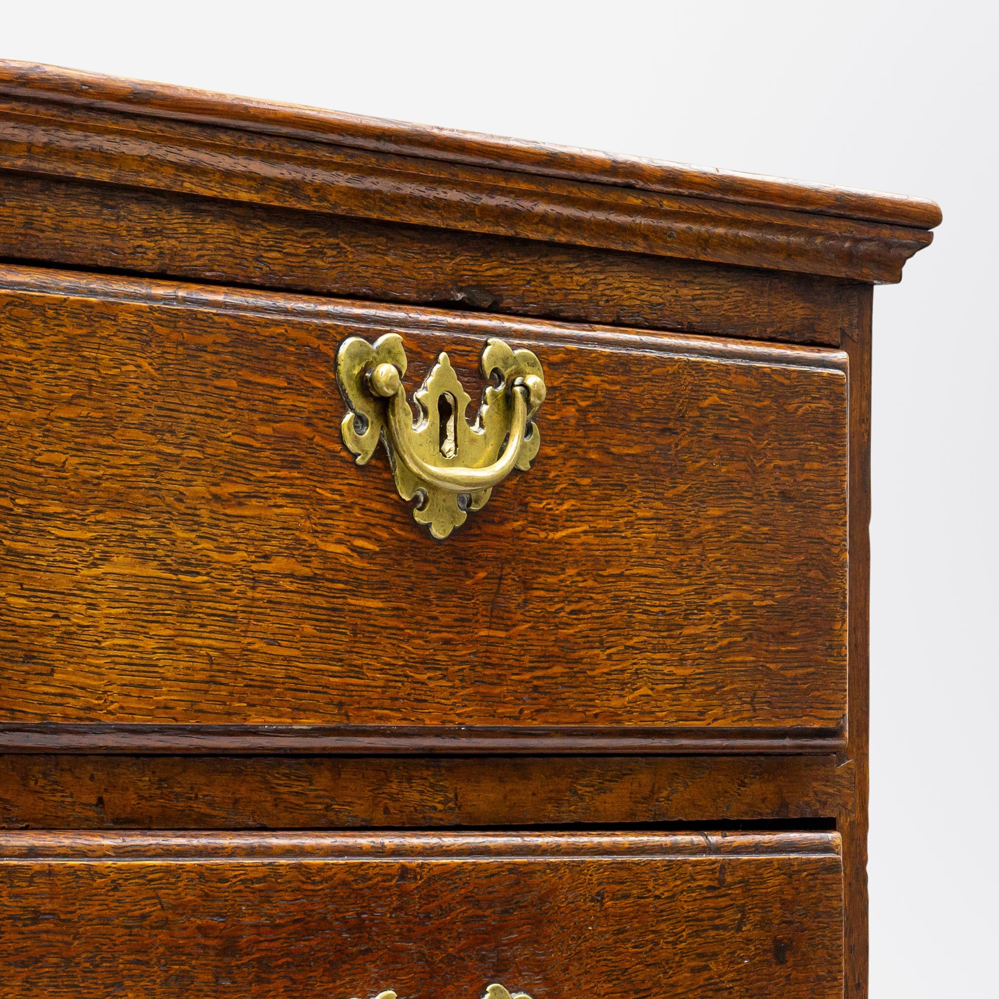 Commode en chêne anglais de style George II sur pied