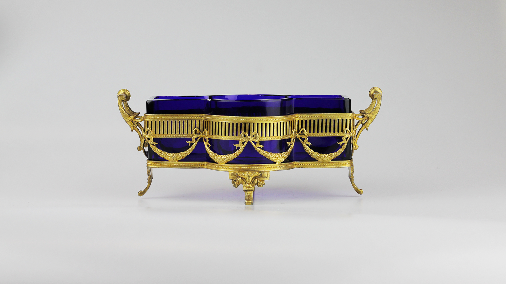 Centre de table de style néoclassique, fin de l'époque victorienne, en argent doré et verre cobalt