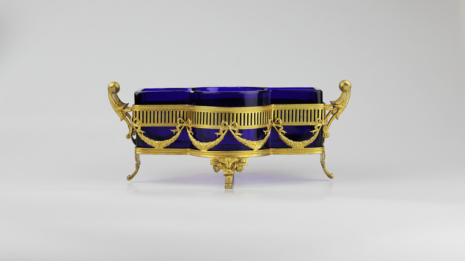 Centre de table de style néoclassique, fin de l'époque victorienne, en argent doré et verre cobalt