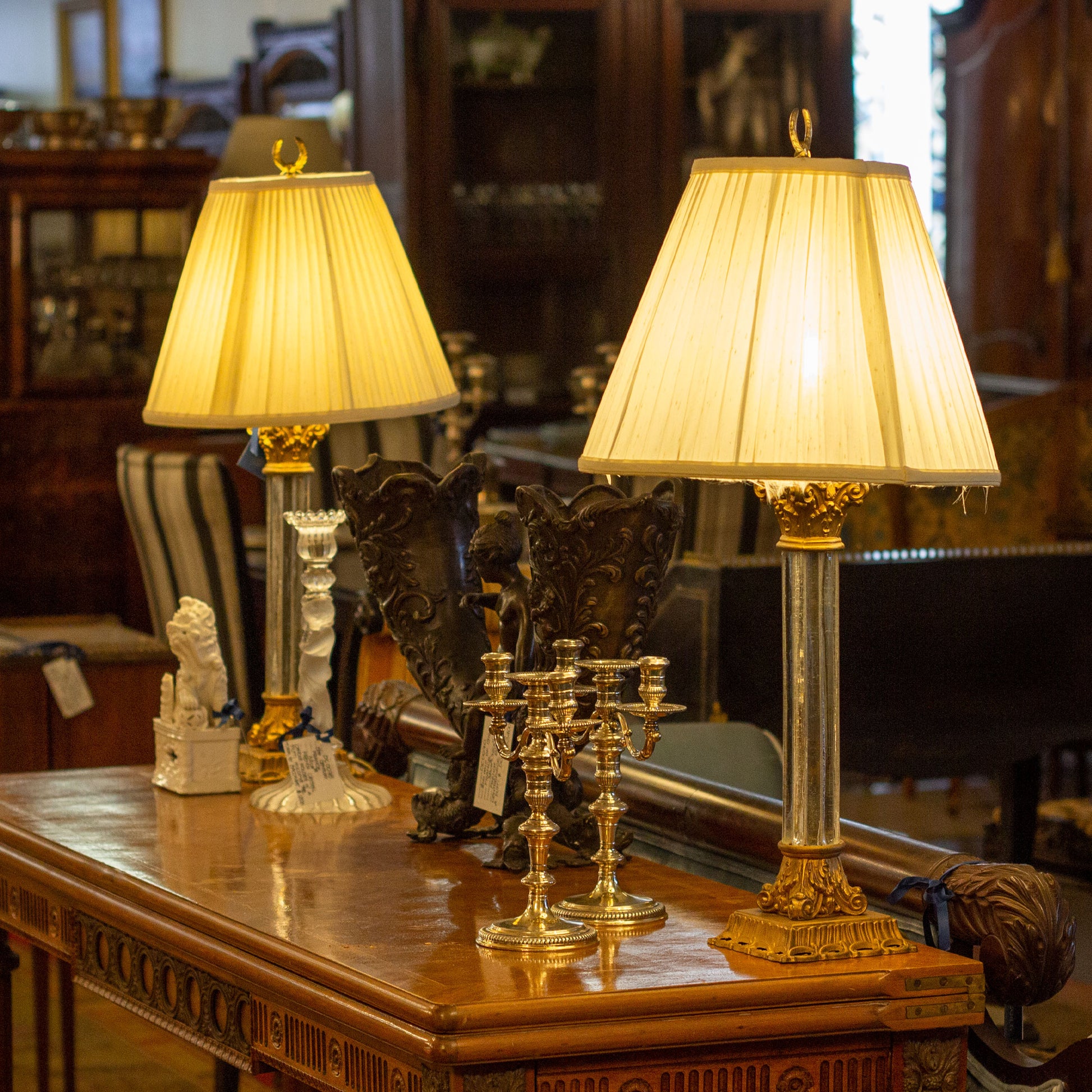 Paire de lampes de table à colonne en verre et base en laiton