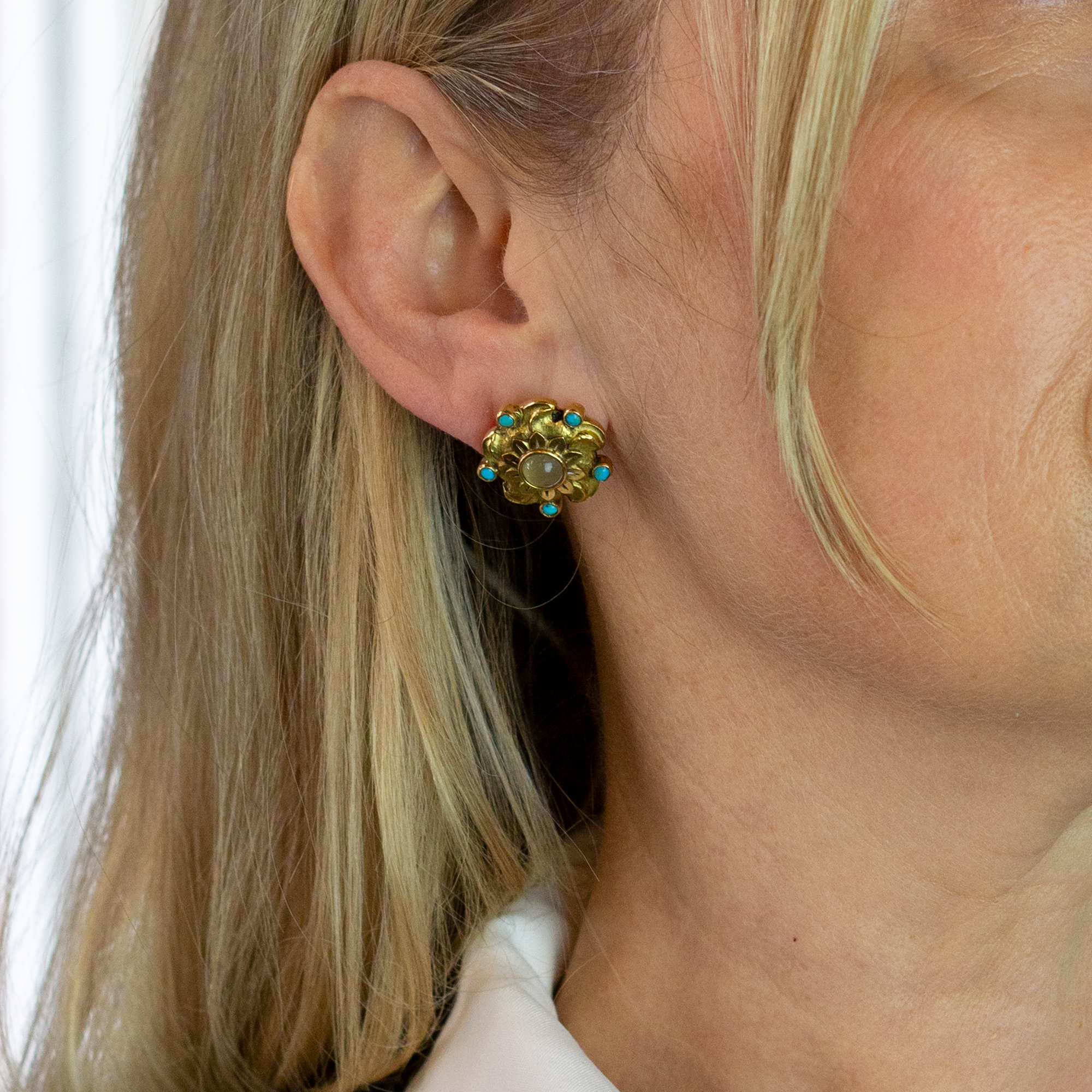 Paire de boucles d'oreilles puces en or 18 carats, agate et turquoise