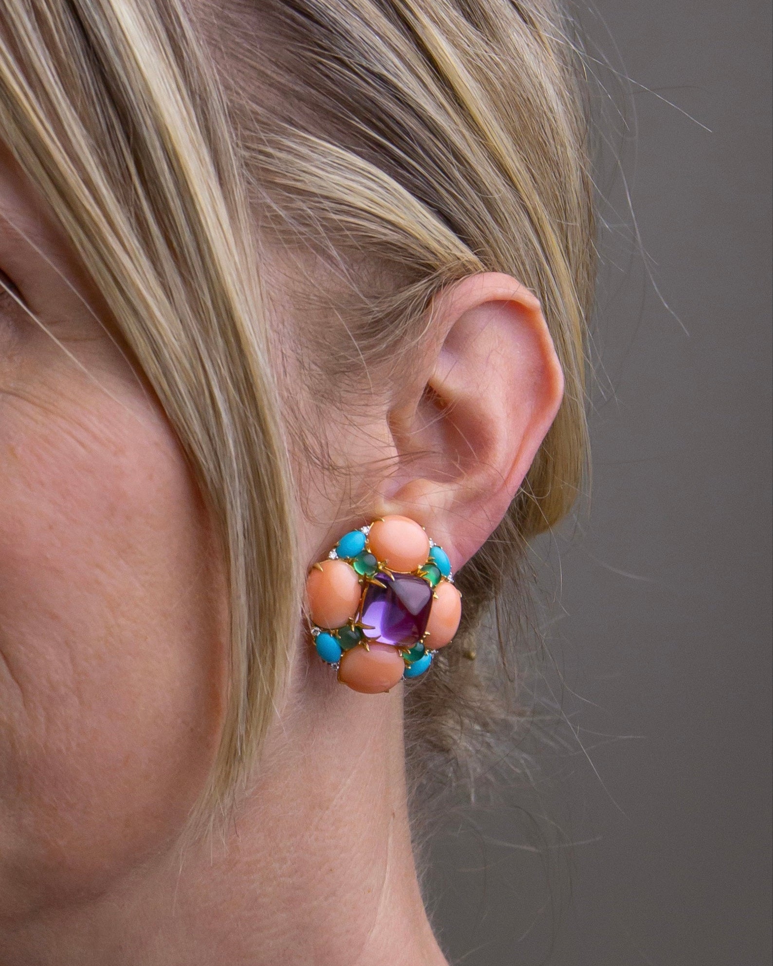 Clips d'oreilles audacieux Sugarloaf en améthyste, corail, diamant, turquoise et agate verte