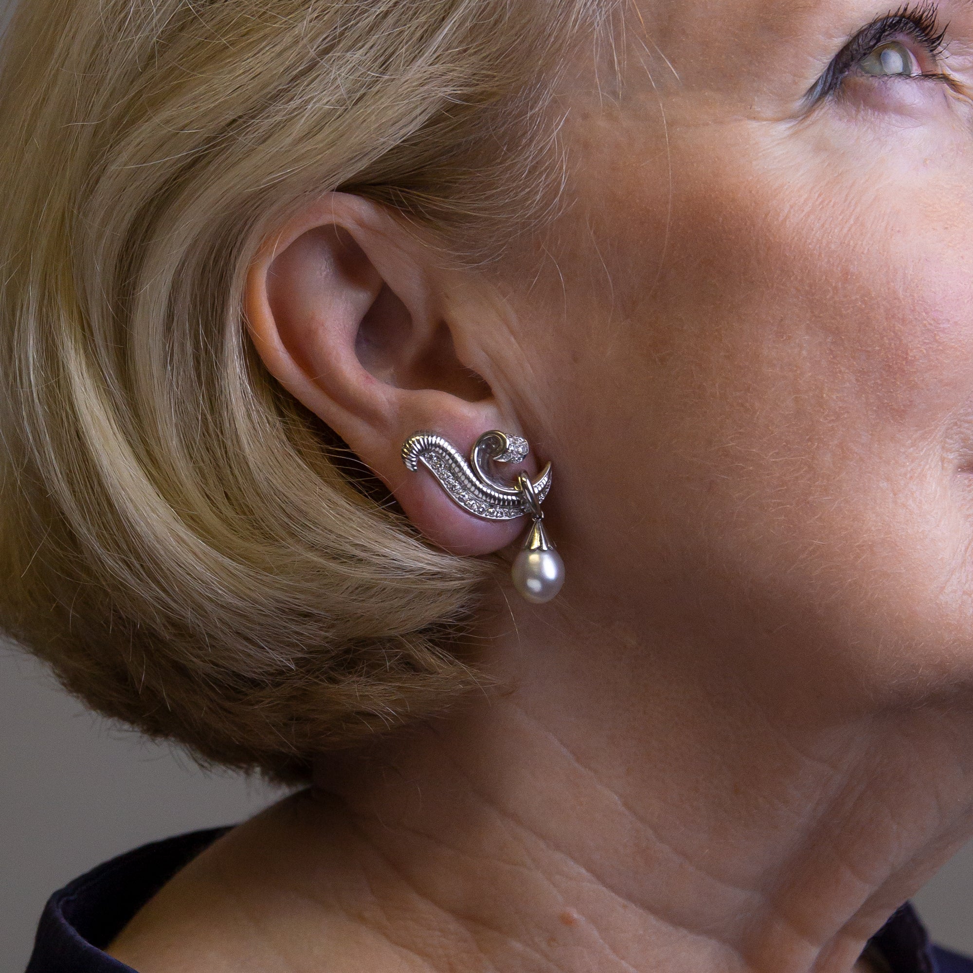 Boucles d'oreilles pendantes en platine, perles et diamants, style rétro français