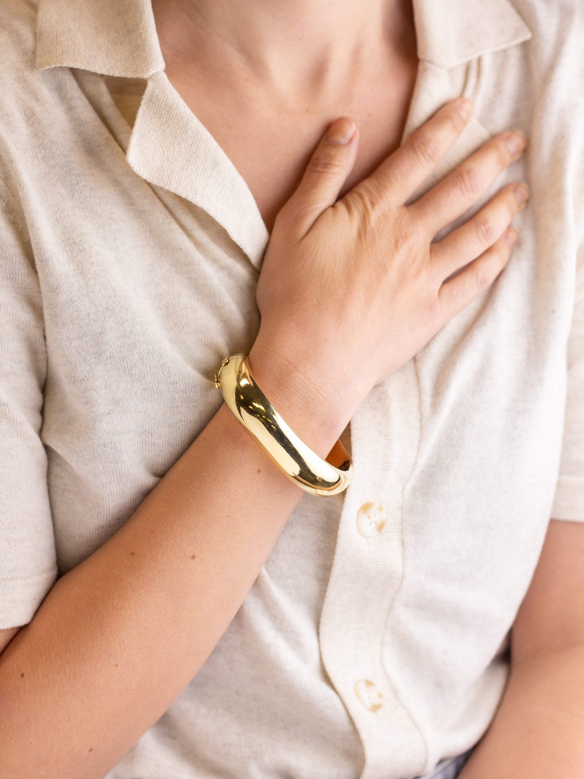 Heavy, 18kt Yellow Gold, Hinged Oval Bangle
