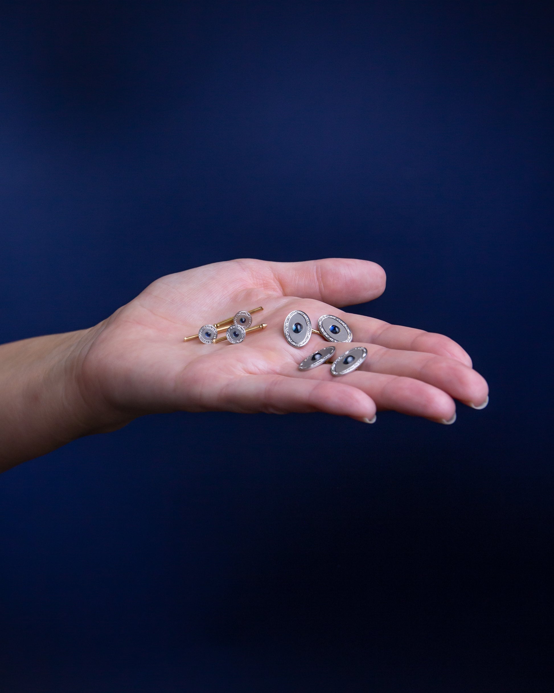 Ensemble de boutons de manchette et de clous de robe Art Déco en or jaune 14 carats, platine et saphir