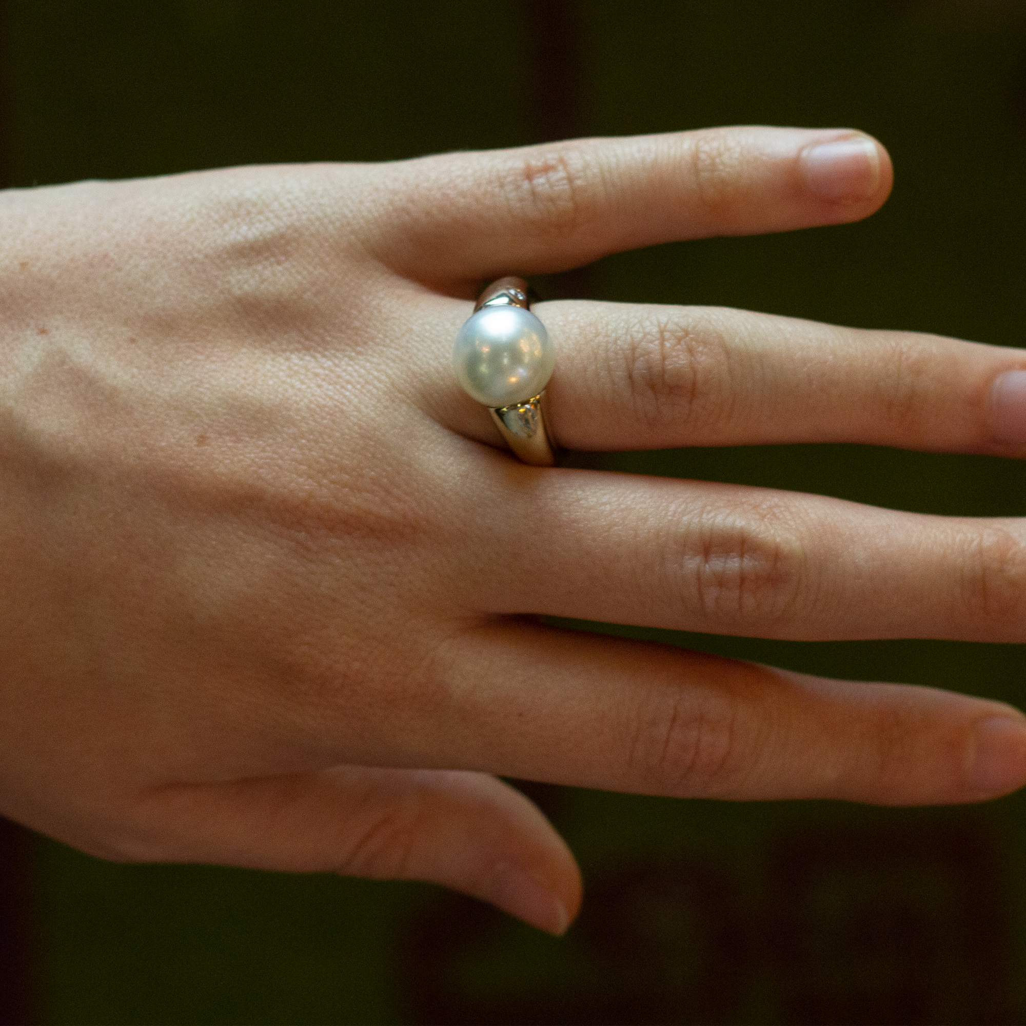 Bague en or jaune 18 carats rhodié, diamant et perle des mers du Sud