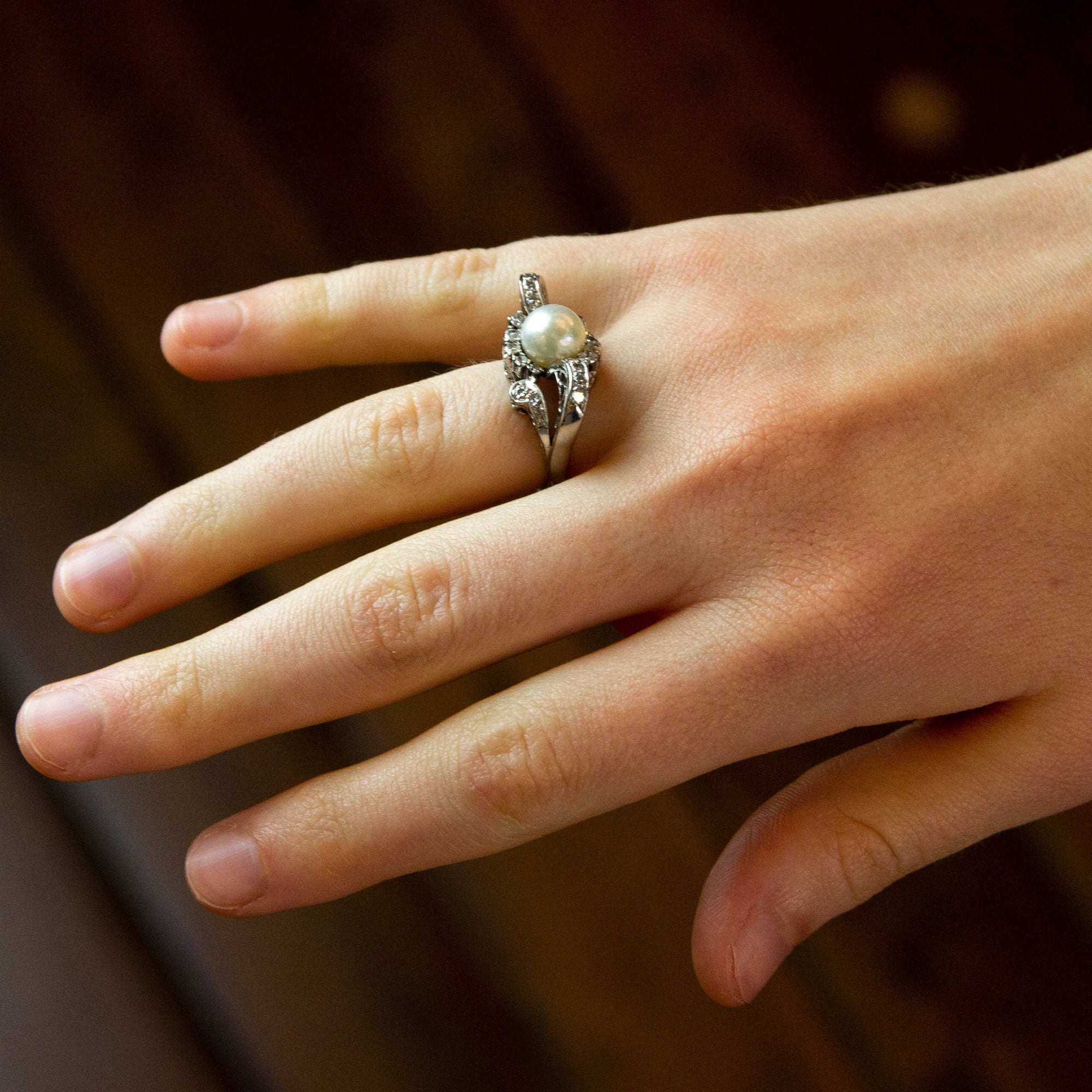Bague rétro en or blanc 18 carats, perle et diamants