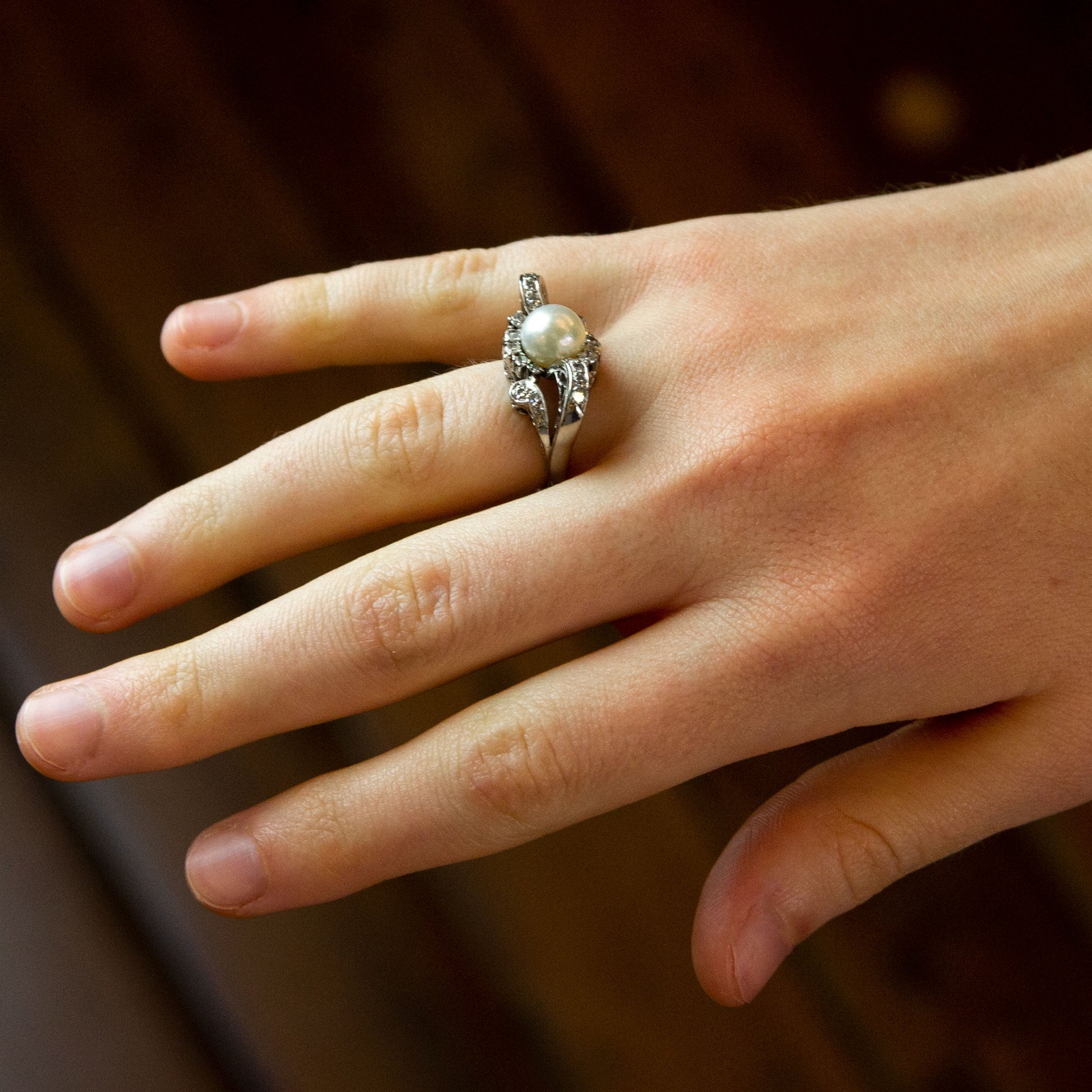 Bague rétro en or blanc 18 carats, perle et diamants
