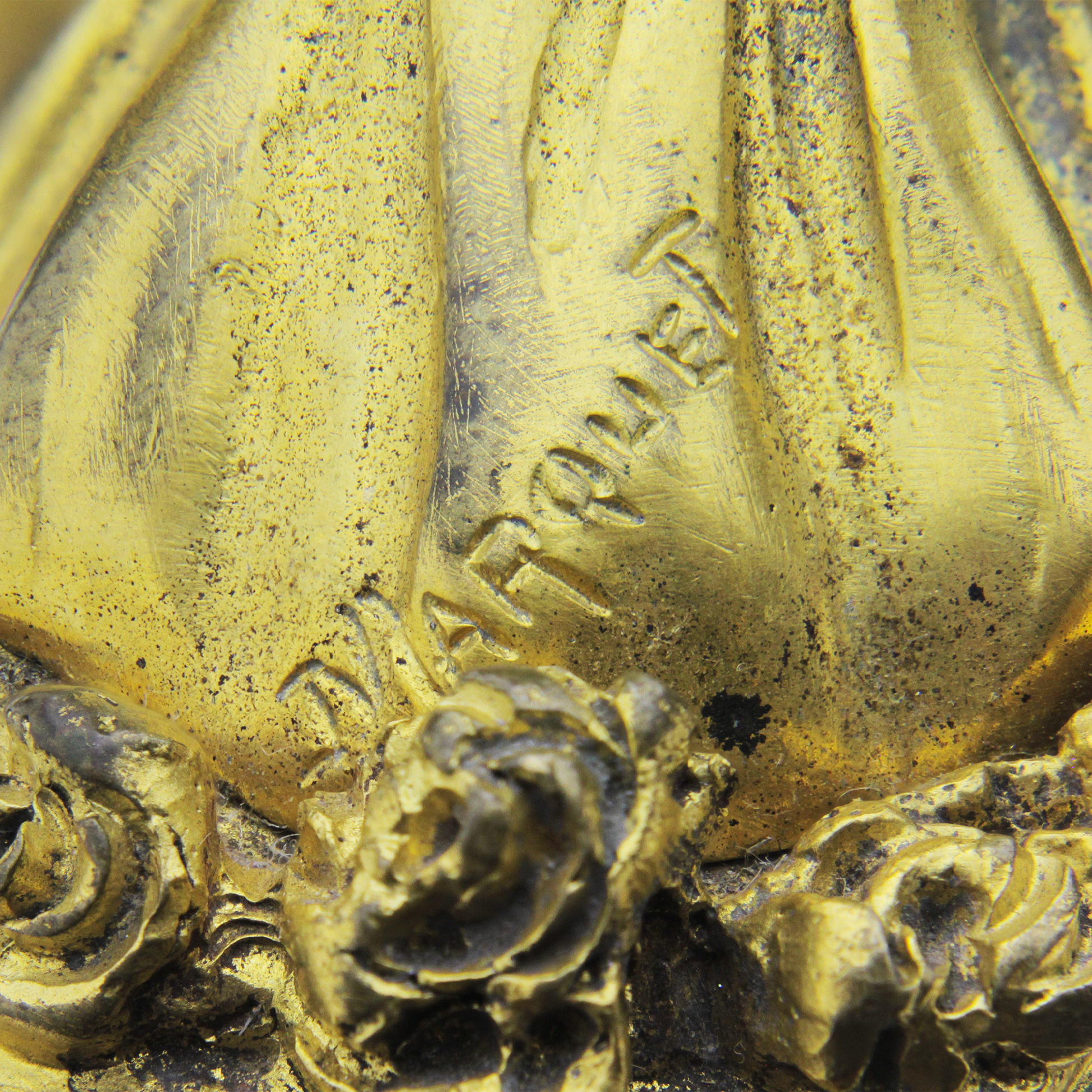 Boîte à charnières en bronze doré, ivoire et albâtre français