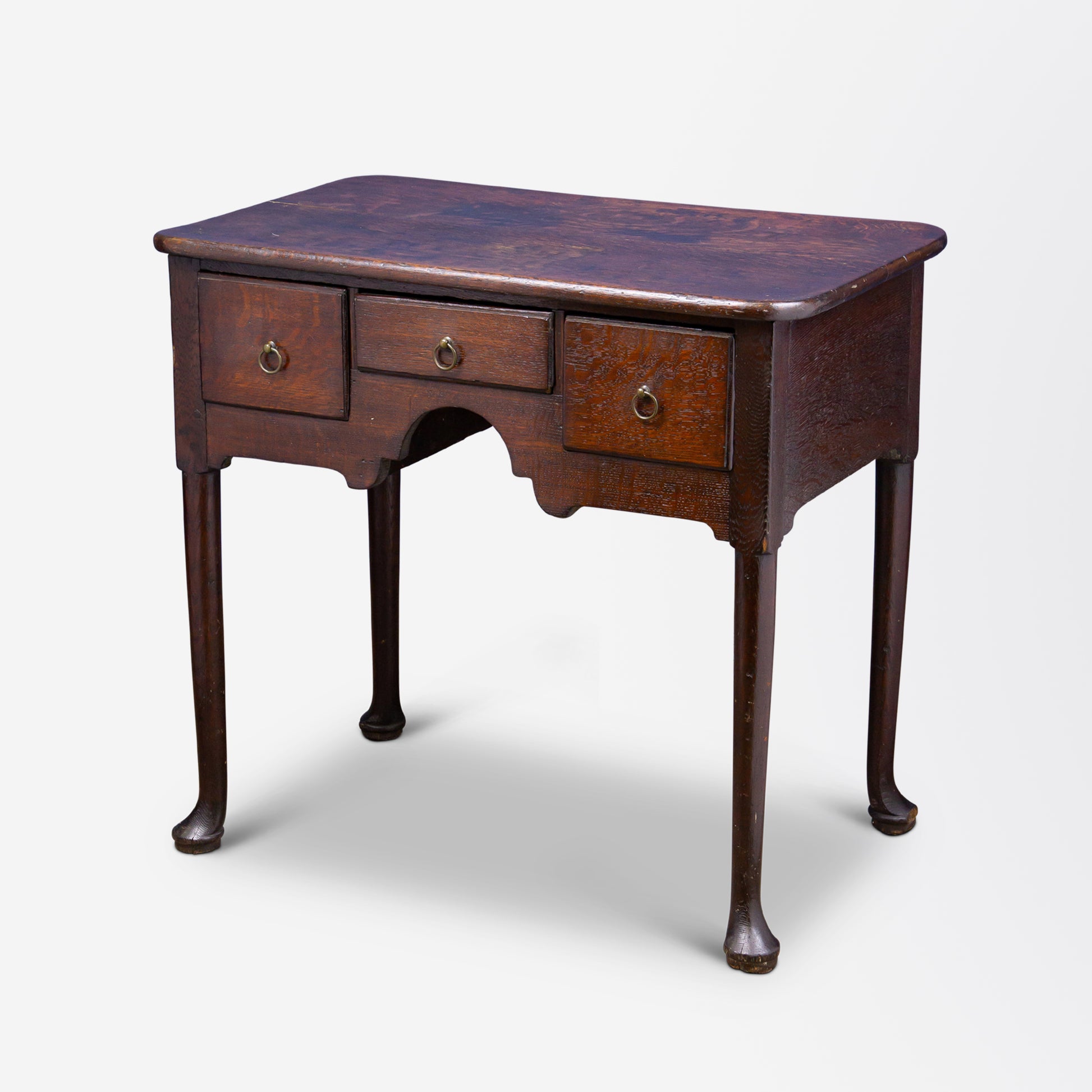 Commode basse George I en chêne avec pieds cabriolet 