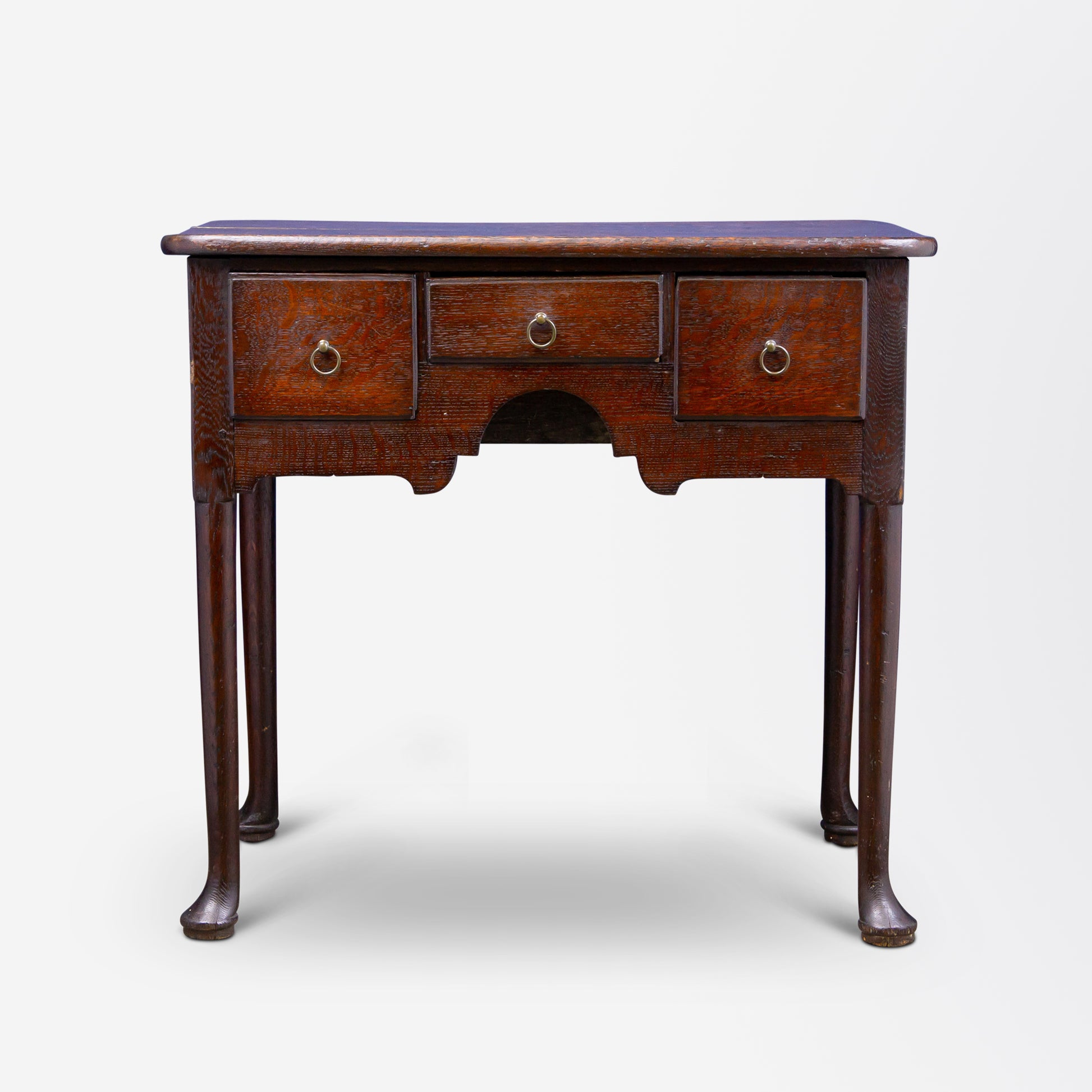 Commode basse George I en chêne avec pieds cabriolet 