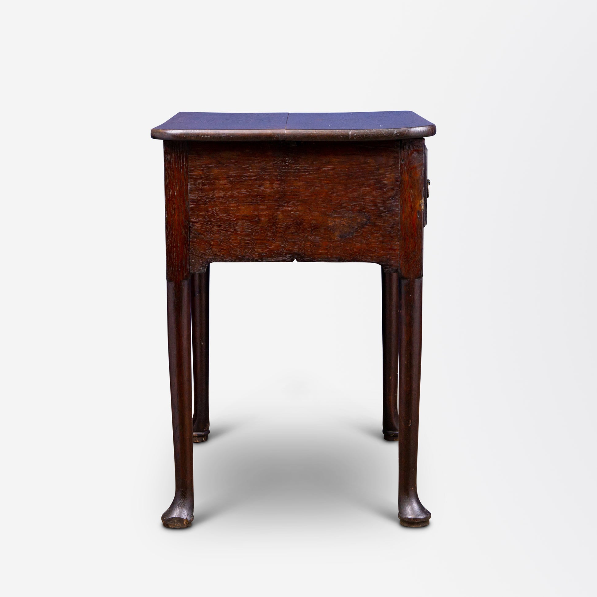 Commode basse George I en chêne avec pieds cabriolet 