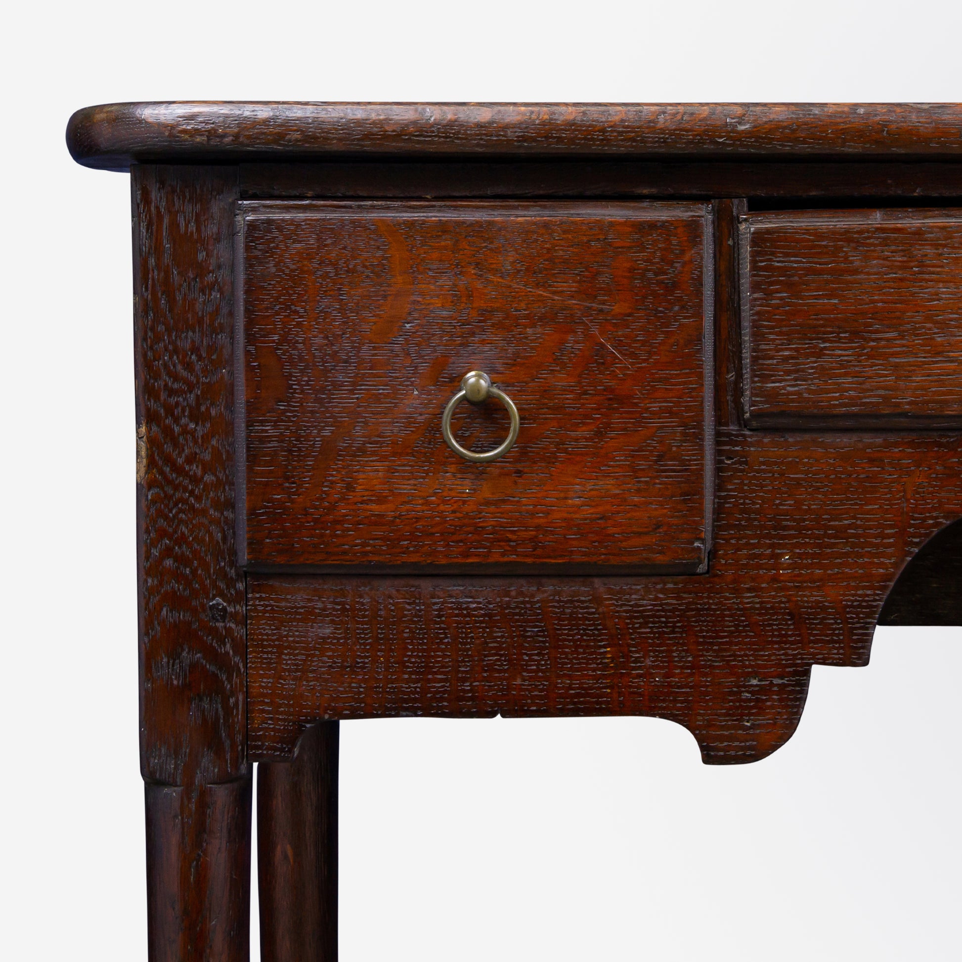 Commode basse George I en chêne avec pieds cabriolet 