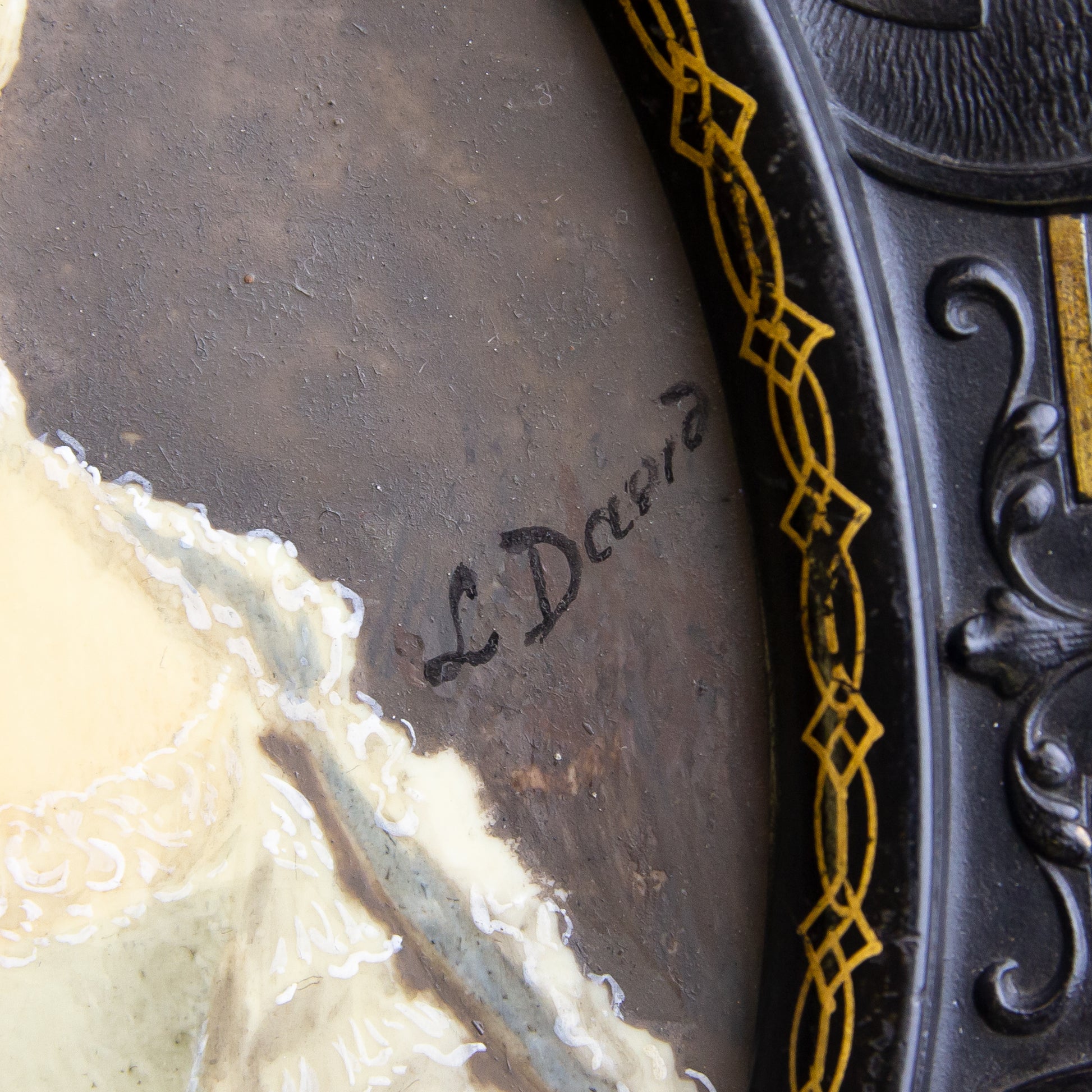 Portrait miniature d'une dame, XVIIIe siècle, dans un cadre en vulcanite d'origine.